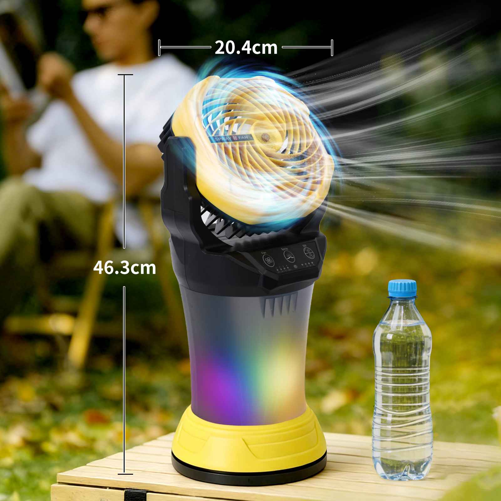 Ein tragbarer Lüfter mit Regenbogenlicht und eine Wasserflasche auf einem Holztisch.