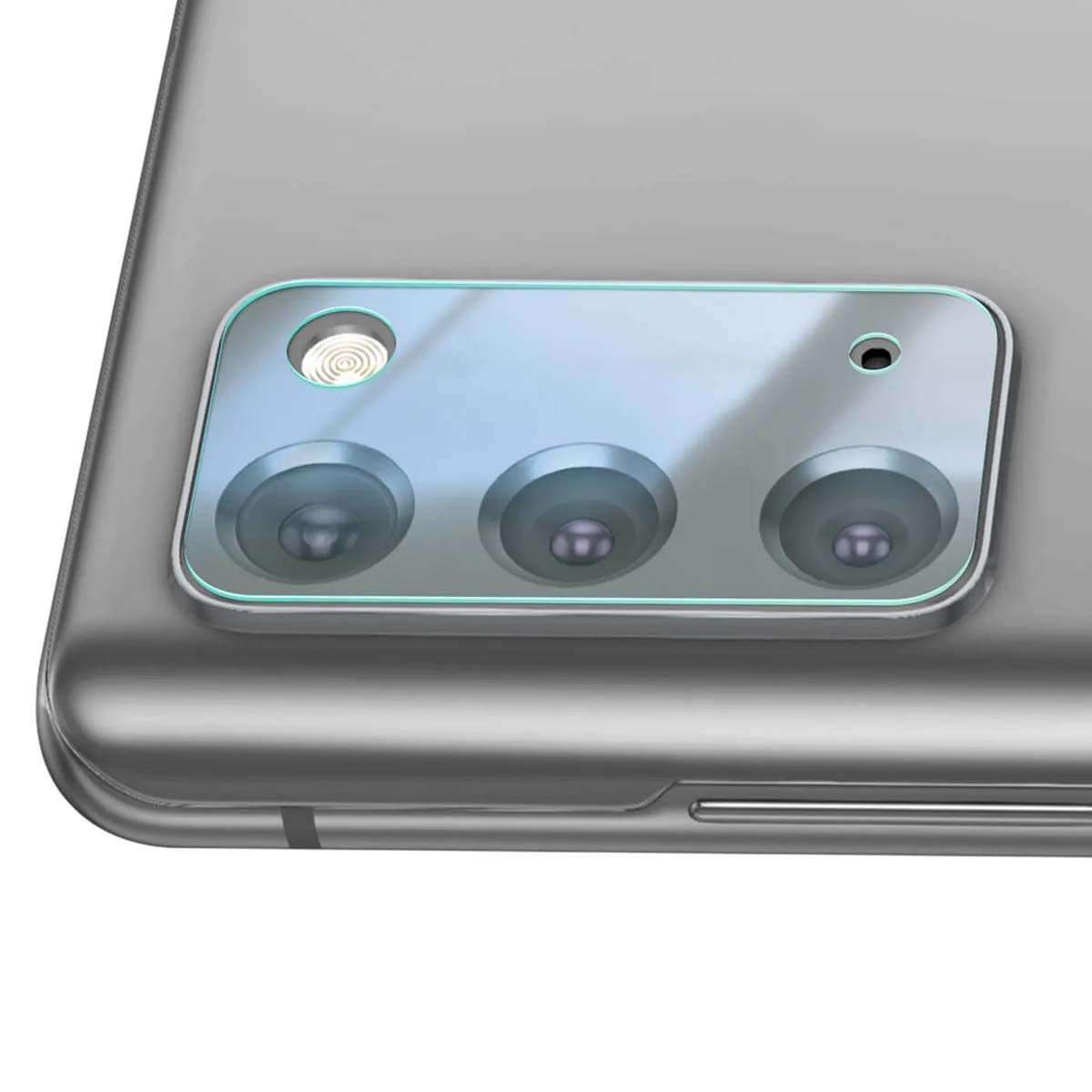 Primo piano della tripla lente della fotocamera di uno smartphone argentato con flash.
