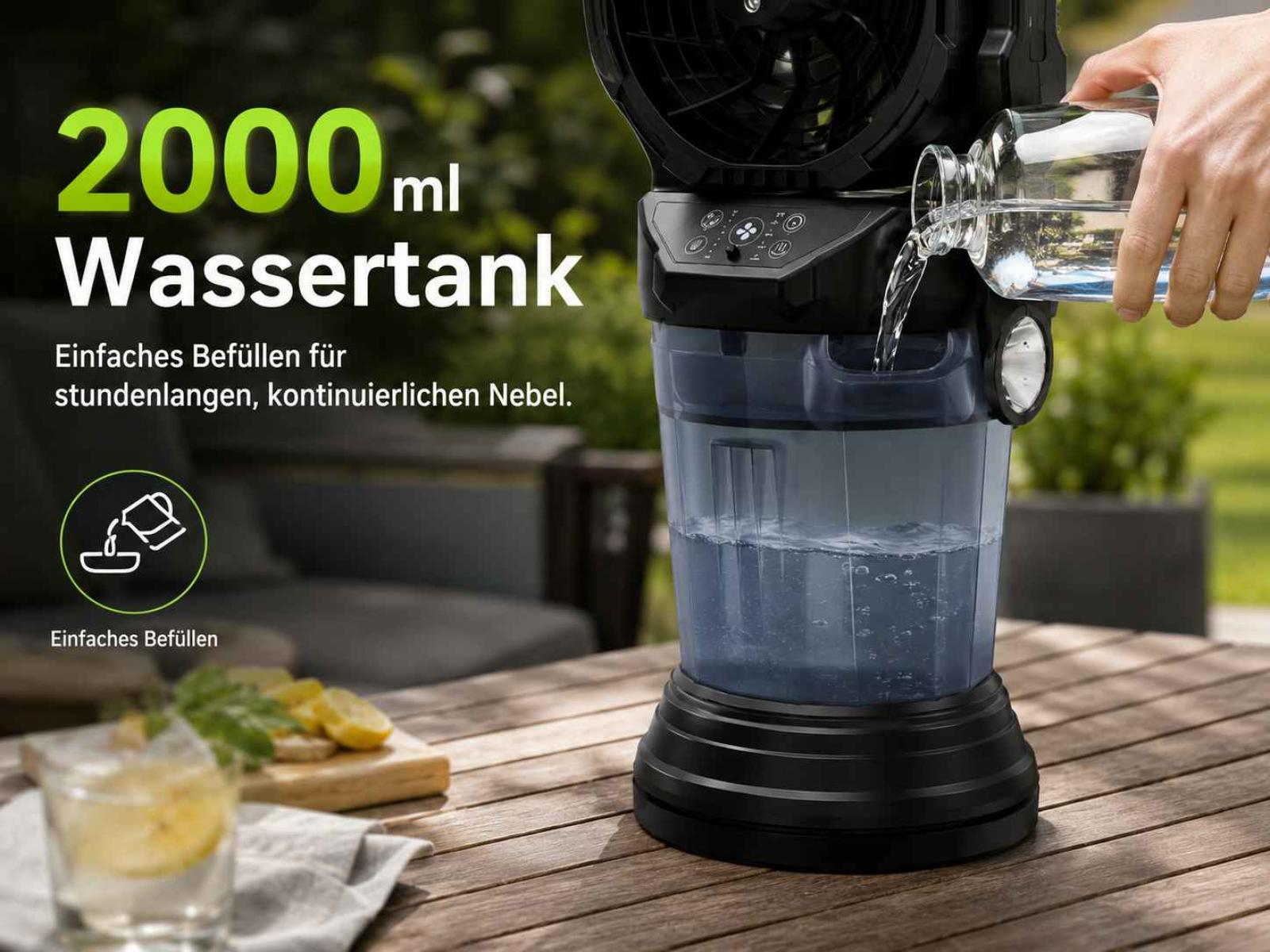 Wasser wird in einen 2000-ml-Wassertank gefüllt, ein Kühlventilator steht auf einem Holztisch.