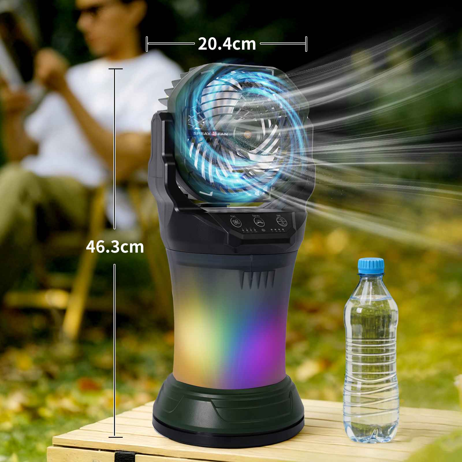 Ein tragbarer Ventilator mit RGB-Beleuchtung und einer Wasserflasche im Freien. Maße angezeigt.