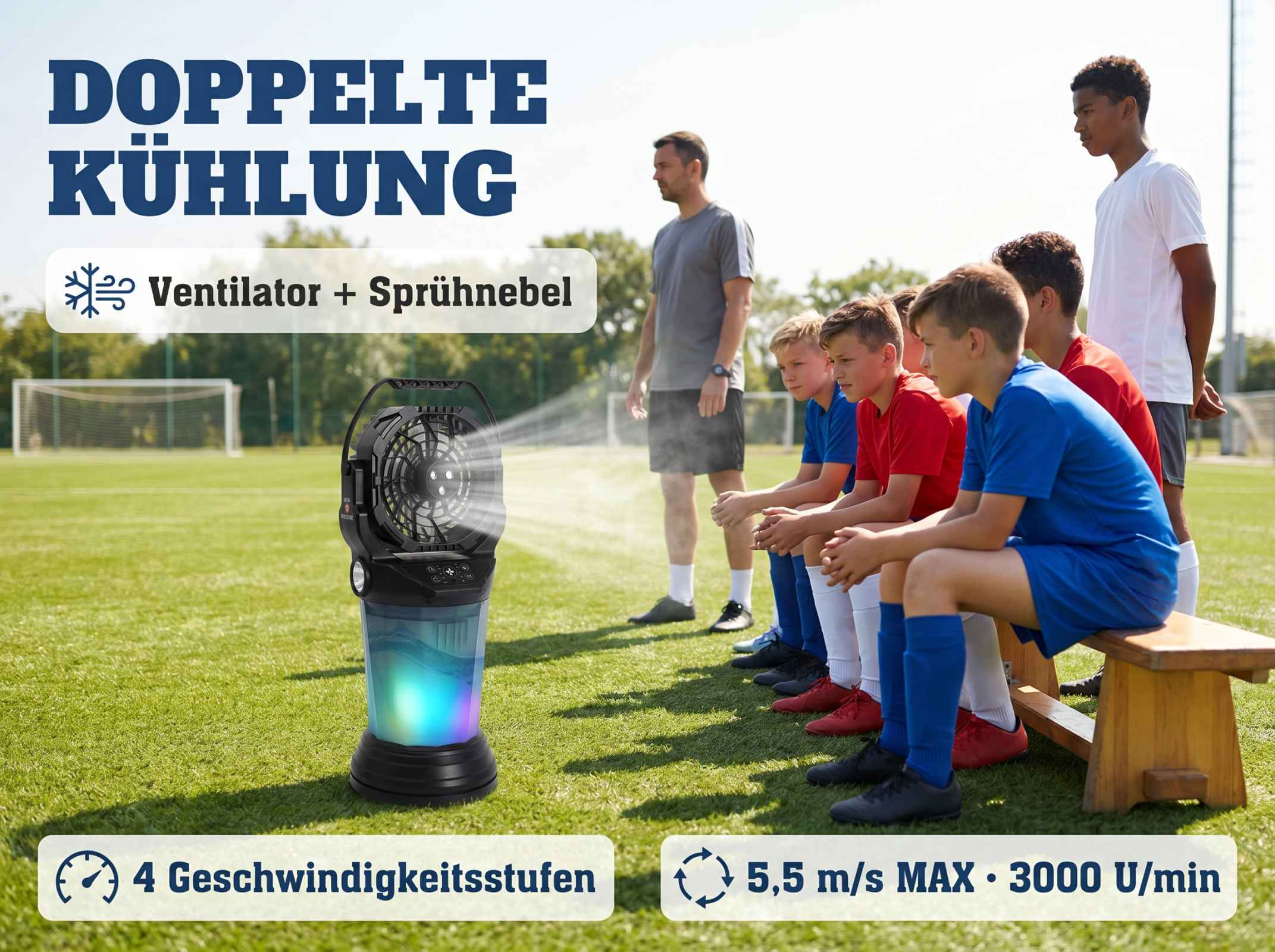 Ein Ventilator sprüht Nebel auf einen Fußballplatz, während Kinder und ein Trainer zuschauen.