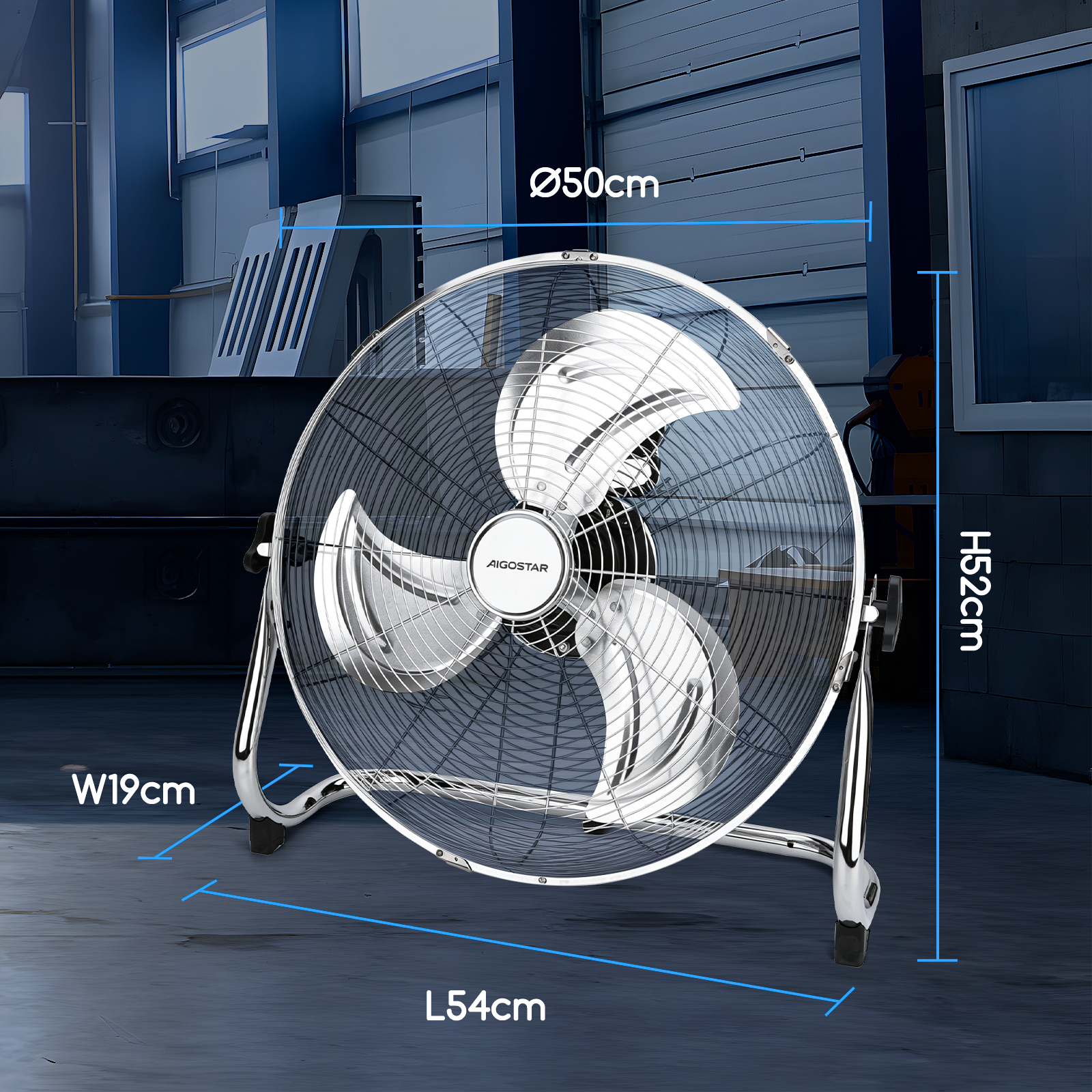 Un ventilador de pie plateado con tres aspas, Diámetro 50 cm, Alto 52 cm, Largo 54 cm, Ancho 19 cm.
