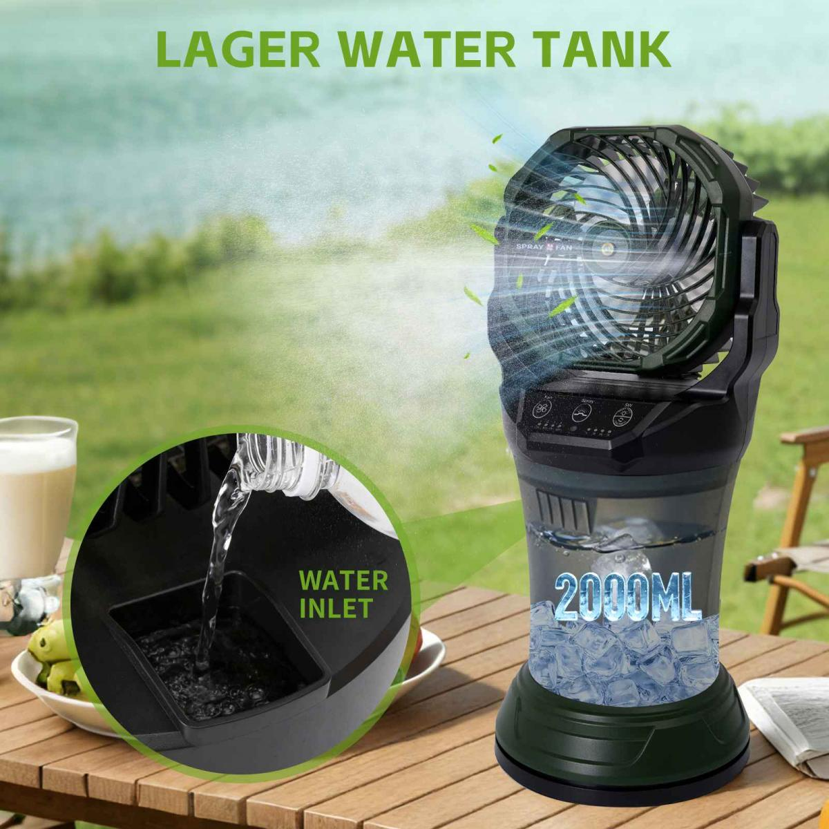 Ein tragbarer Lüfter mit einem 2000-ml-Wassertank und Eiswürfeln steht auf einem Holztisch.