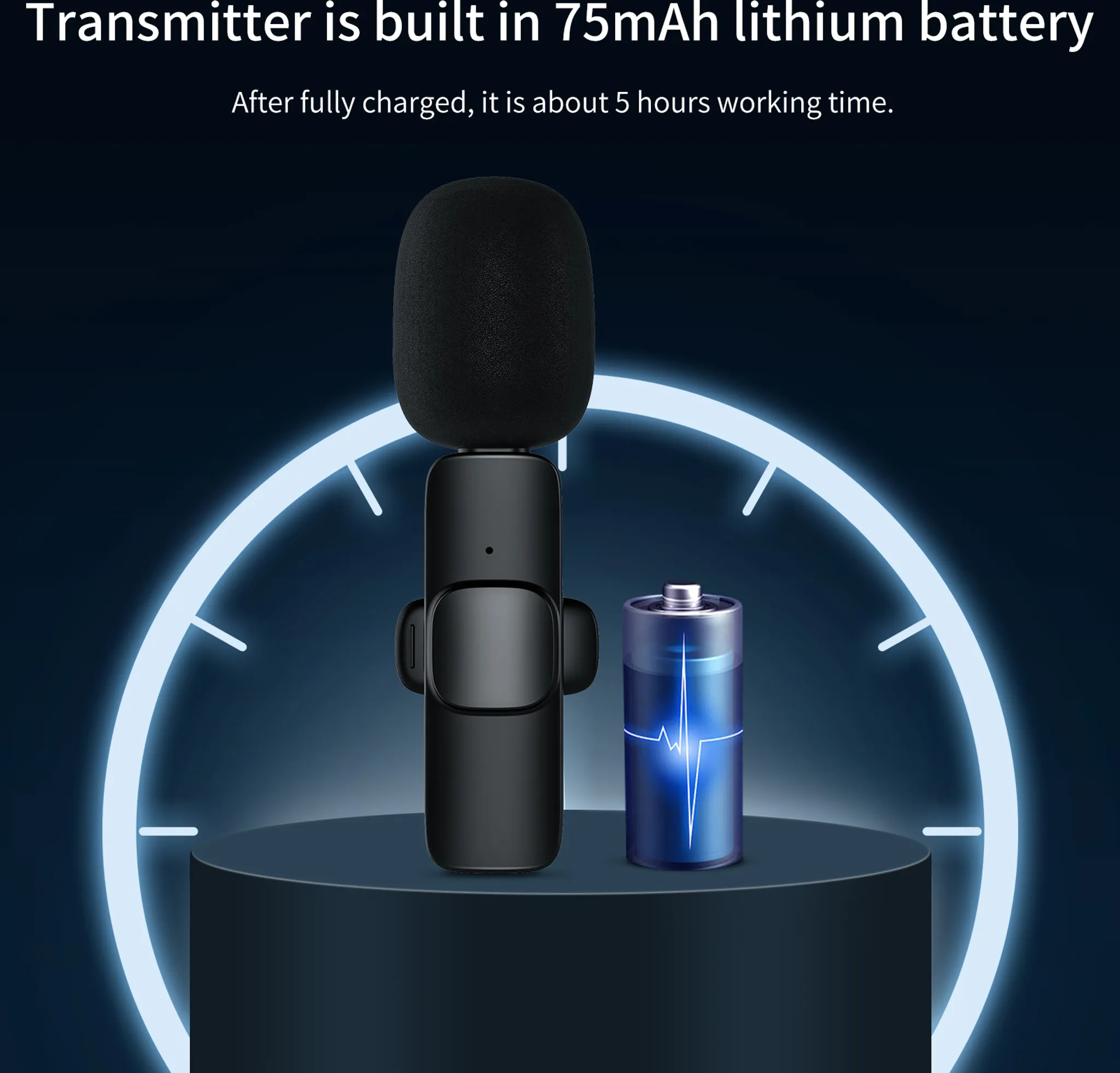 Schwarzes Mikrofon und Batterie auf Podest vor blauer Anzeige.