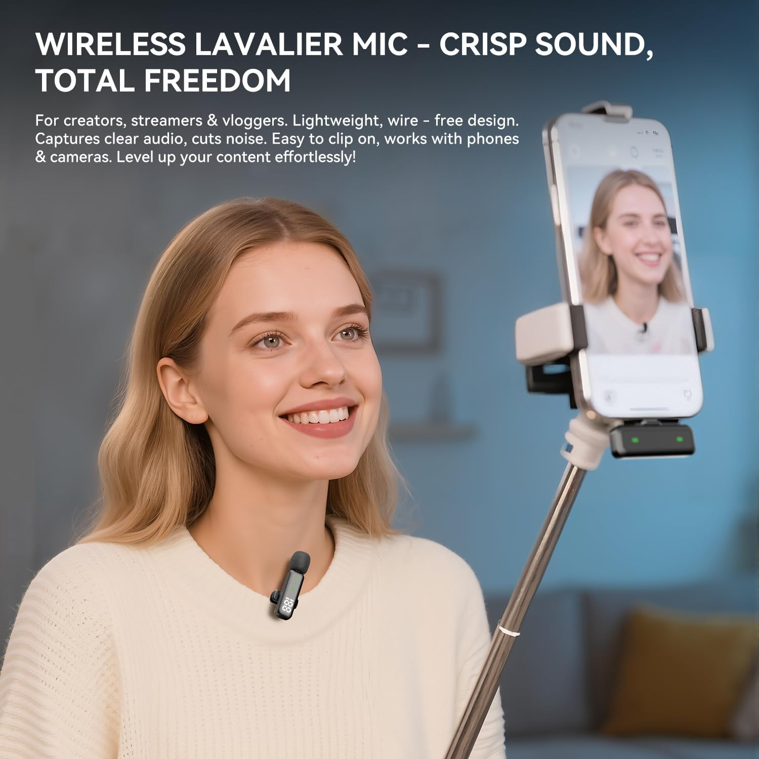 Eine Frau mit einem Lavaliermikrofon lächelt in die Kamera, die auf einem Selfie-Stick montiert ist.