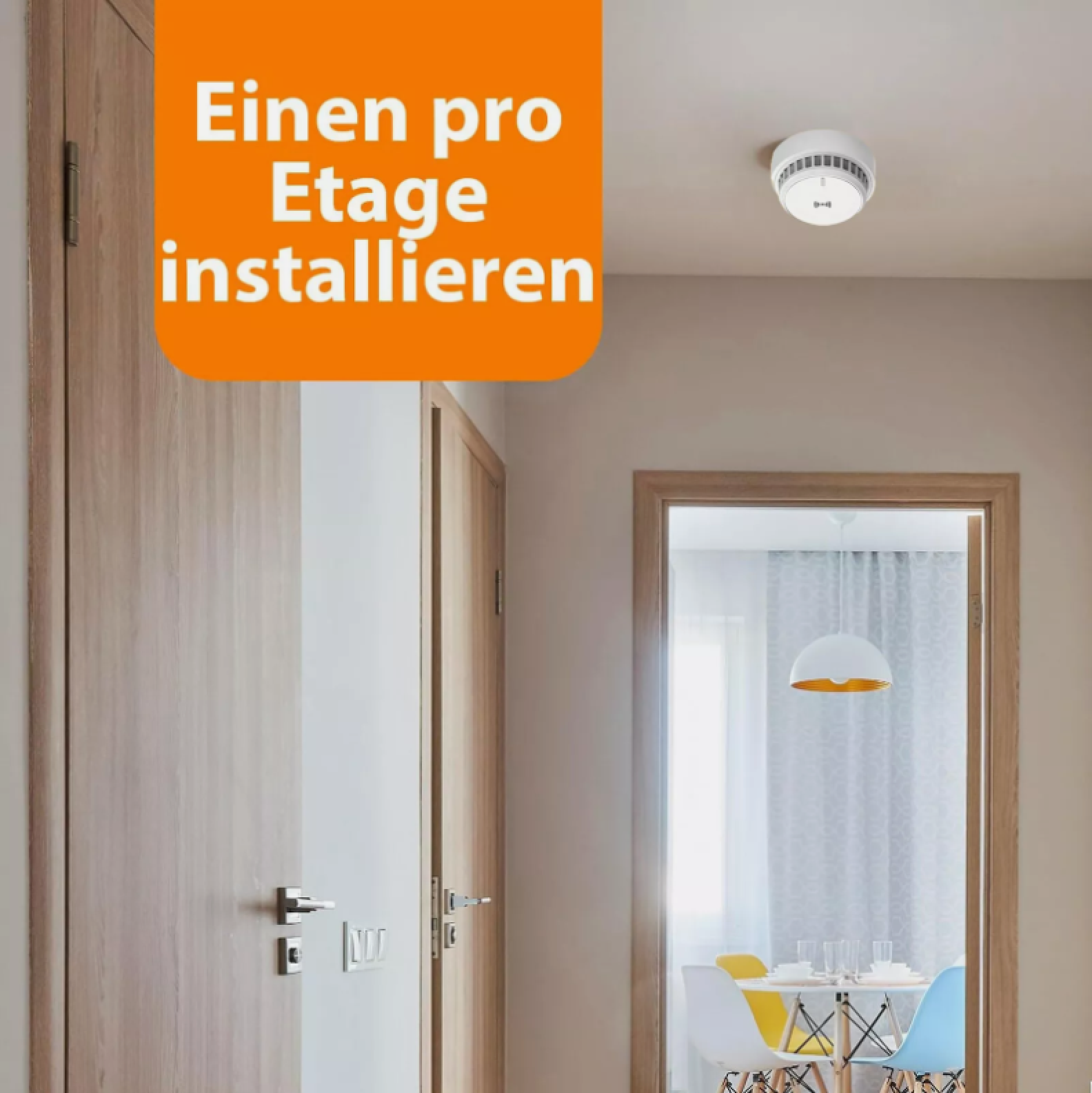 Rauchmelder an Decke über einem Flur mit Holztüren und einem Essbereich.