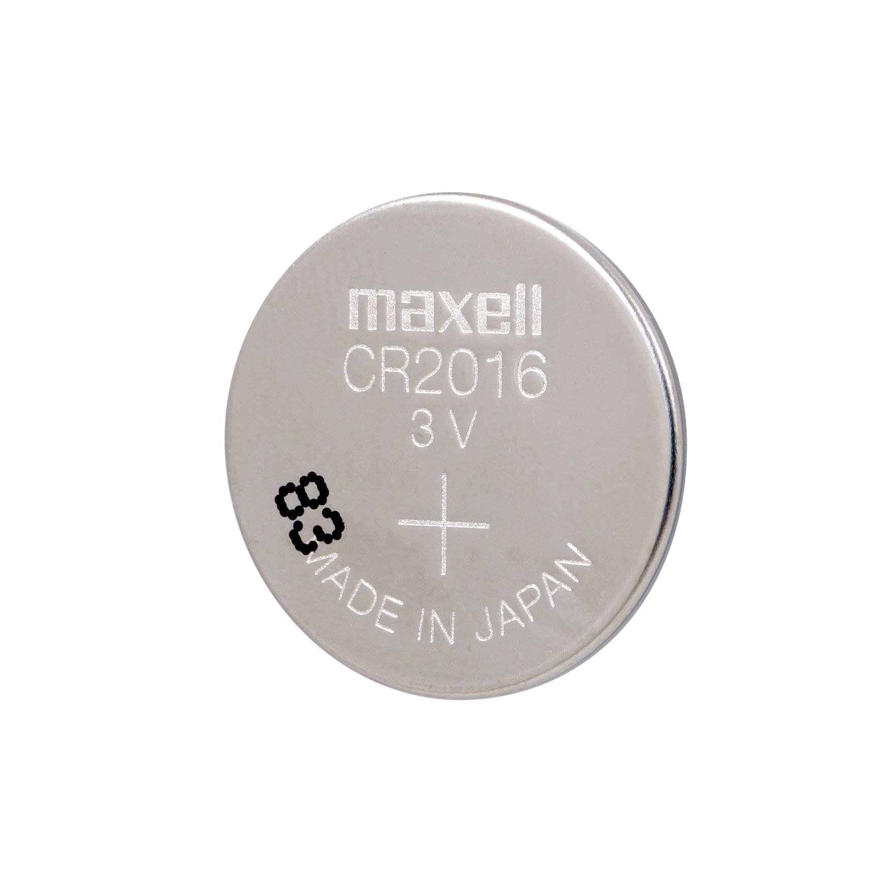 Una batteria a bottone Maxell CR2016 3V argentata, prodotta in Giappone, con segno più e "83".