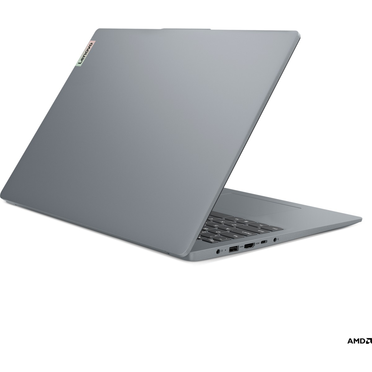 Gri bir Lenovo dizüstü bilgisayar açık, klavye ve bağlantı noktaları görünüyor. AMD logosu görünür.