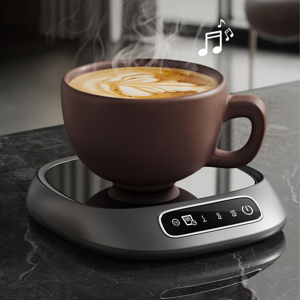 Eine braune Tasse mit Latte Art auf einem Heizkissen mit Musiknoten.