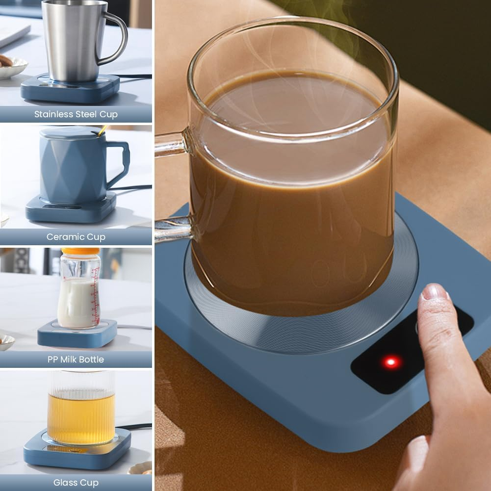 Eine Tasse Kaffee auf einer Heizplatte mit einer Hand, die den Knopf drückt.