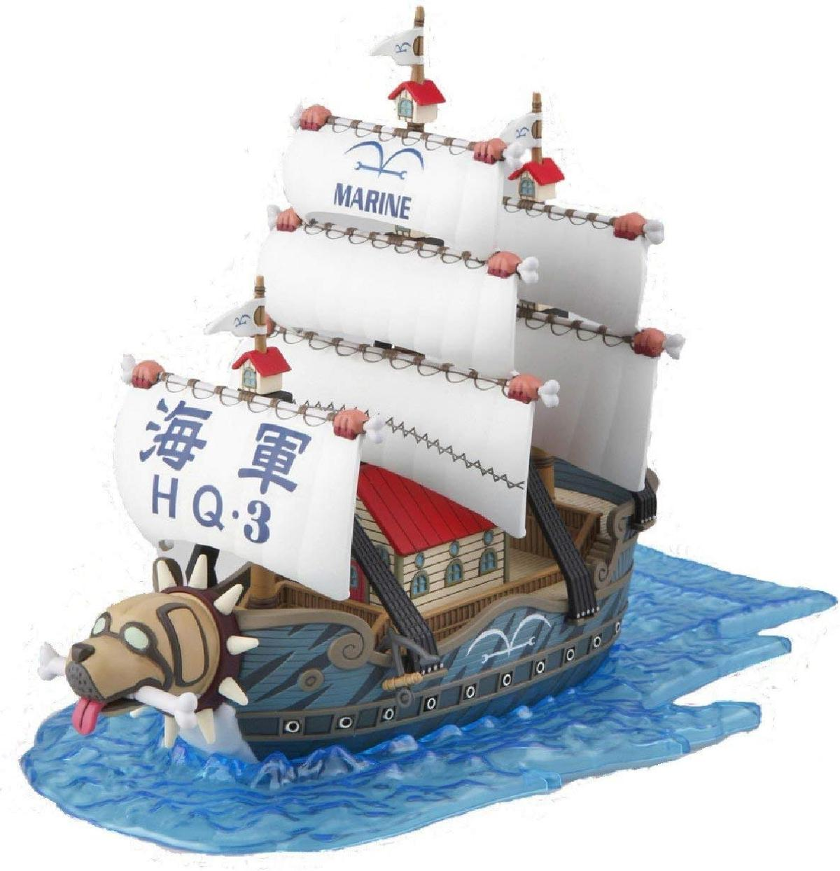 Ein Spielzeugschiff mit Hundekopf am Bug, weißen Segeln und blauen Wellen.