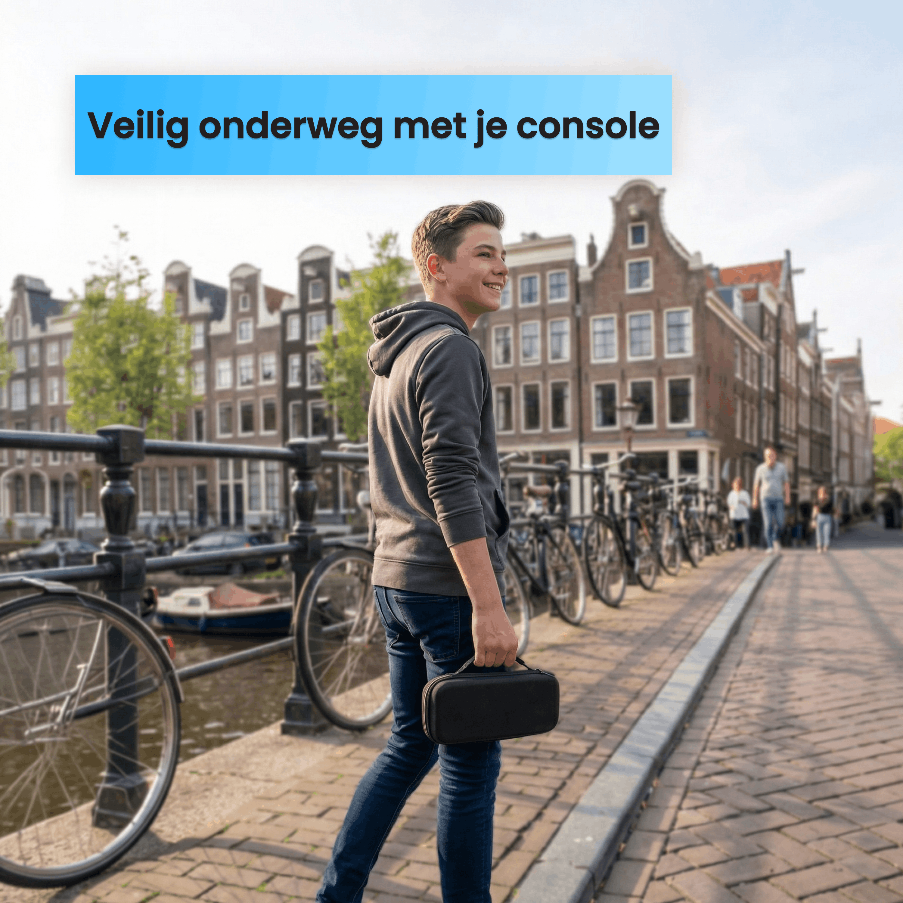 Een jongen in hoodie en spijkerbroek draagt een zwarte tas, lopend in Amsterdam.