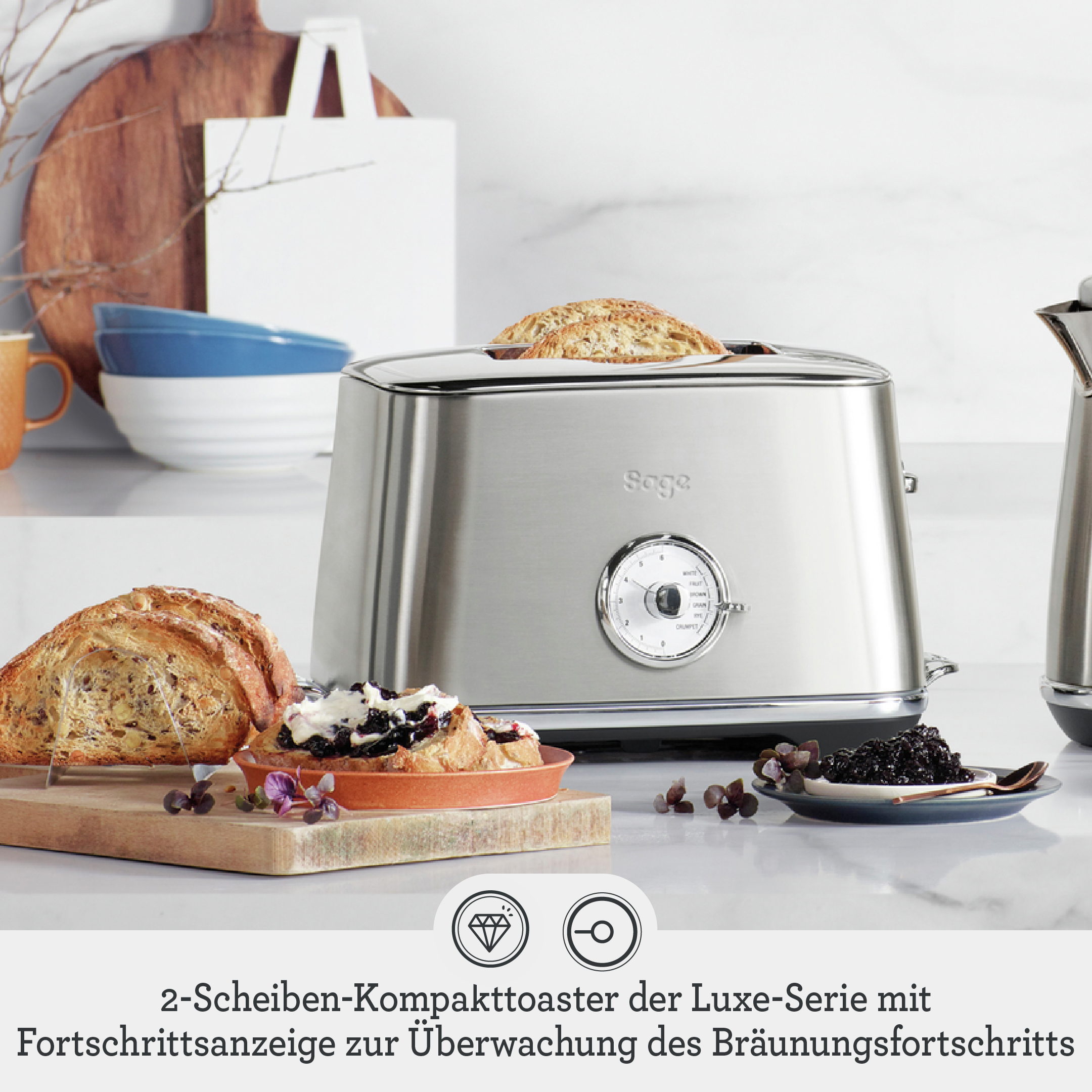 Tostapane in acciaio inox con pane e marmellata, utensili da cucina.