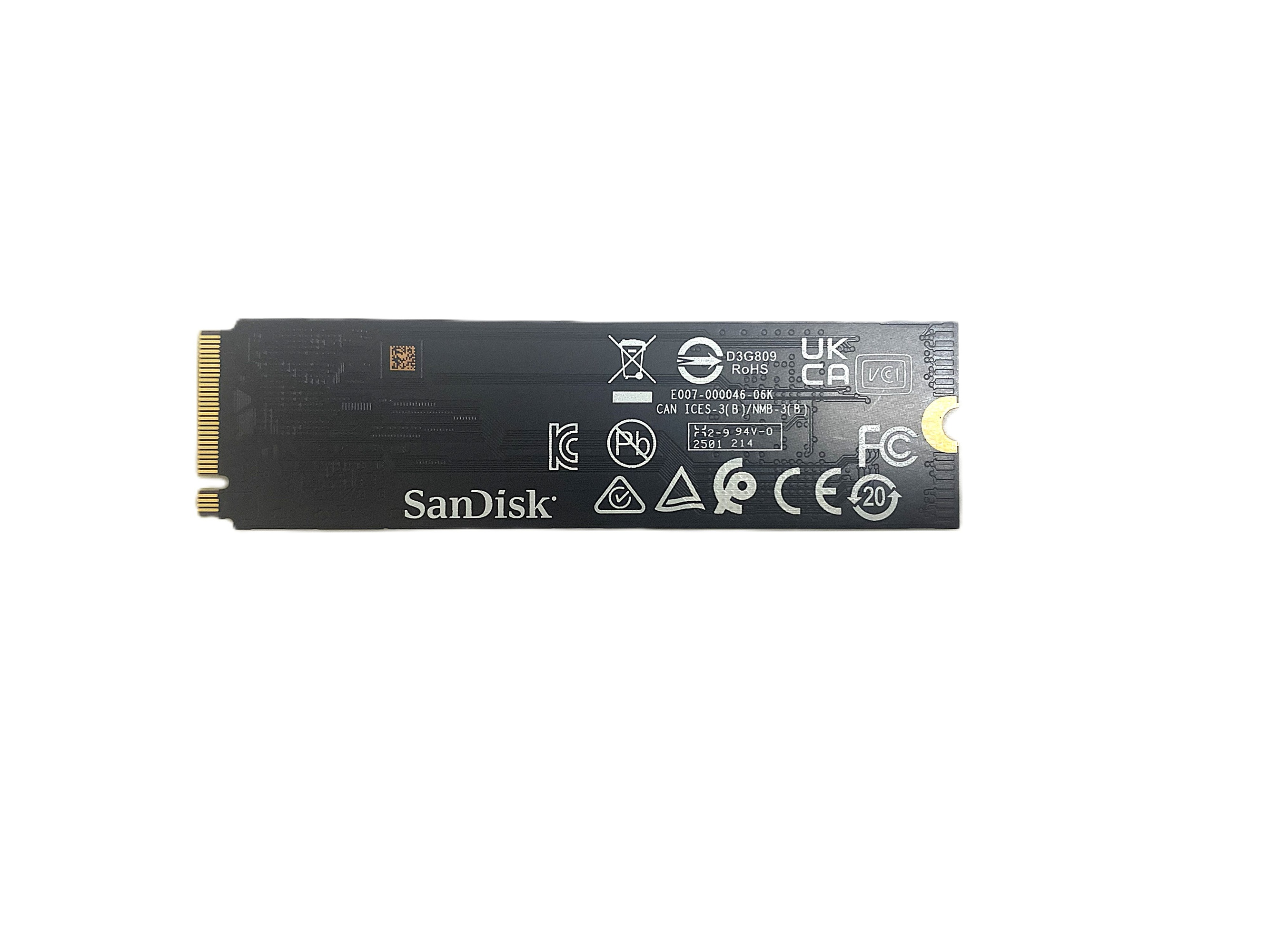 Schwarze SSD mit goldenen Anschlüssen und Aufdrucken.