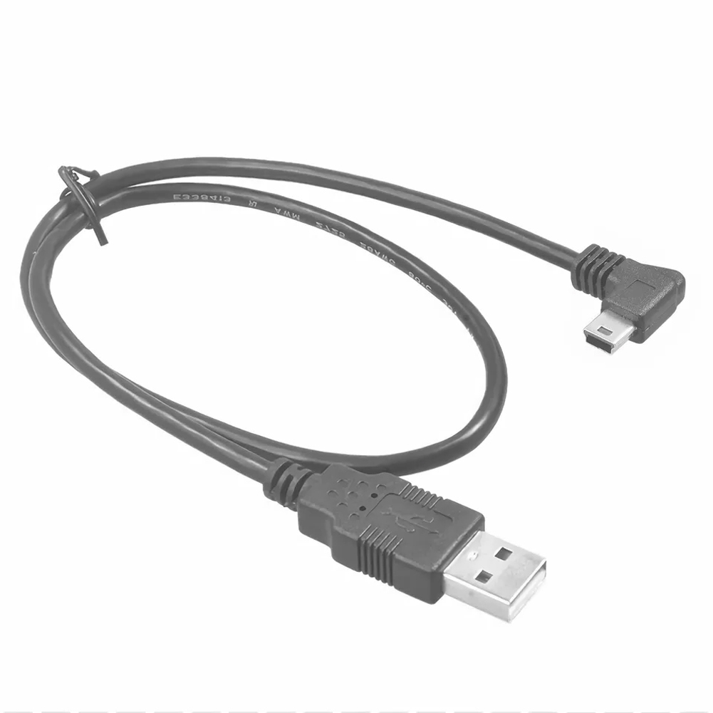 Ein schwarzes USB-zu-Micro-USB-Kabel mit abgewinkelten Anschlüssen.