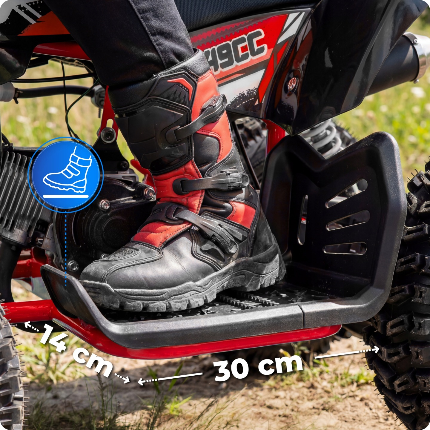 Zbliżenie stopy w czerwowo-czarnym bucie motocrossowym na quadzie.