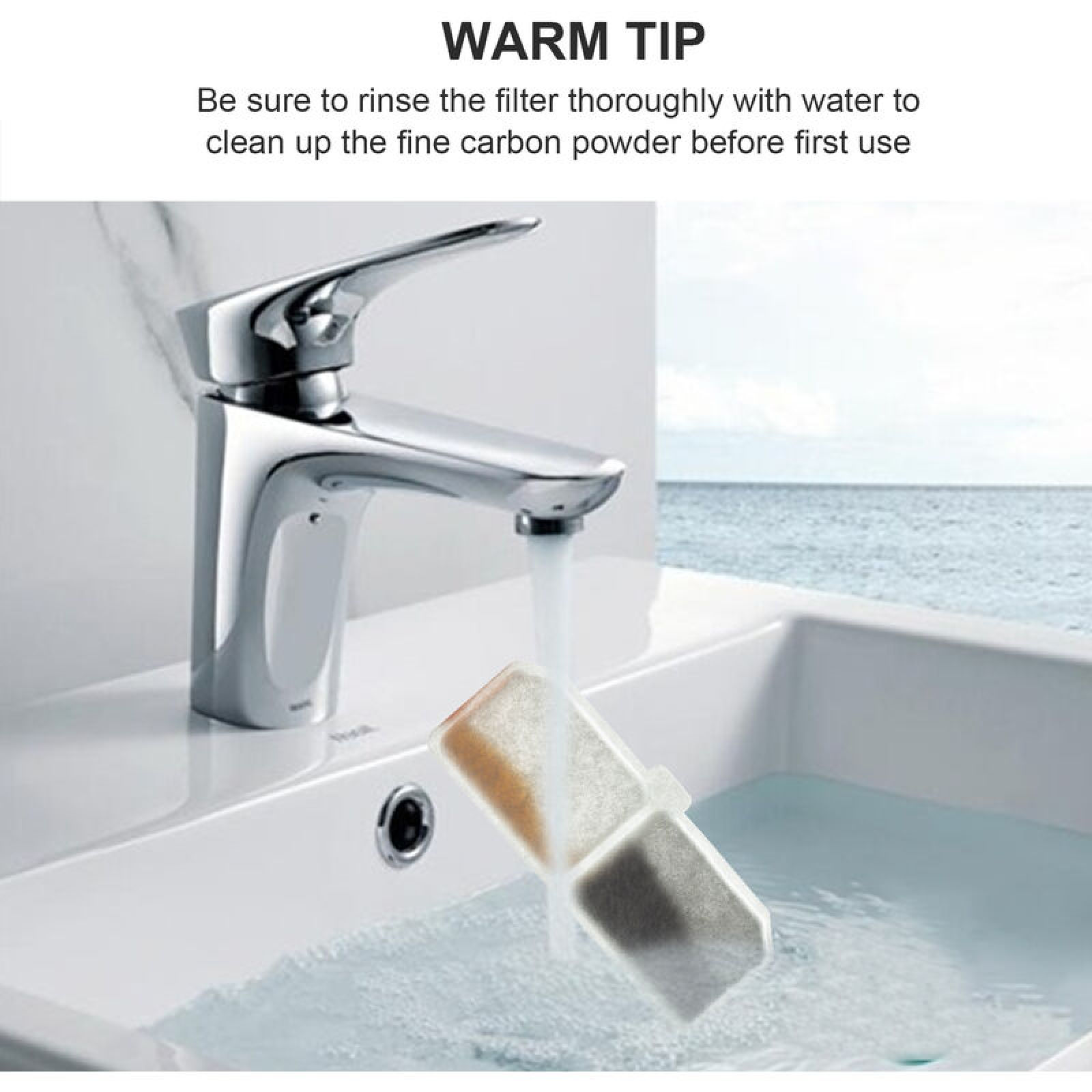Ein Wasserfilter wird unter einem Wasserhahn in einem Waschbecken abgespült.