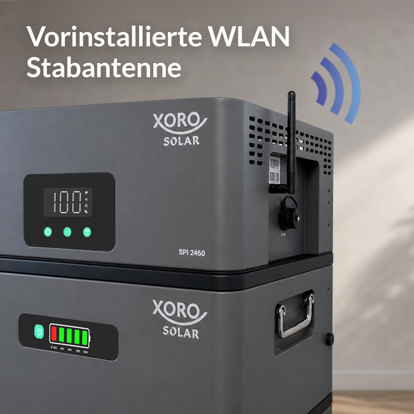 Zwei graue Xoro Solar Geräte stapeln sich. Das obere hat eine Antenne und eine Anzeige.