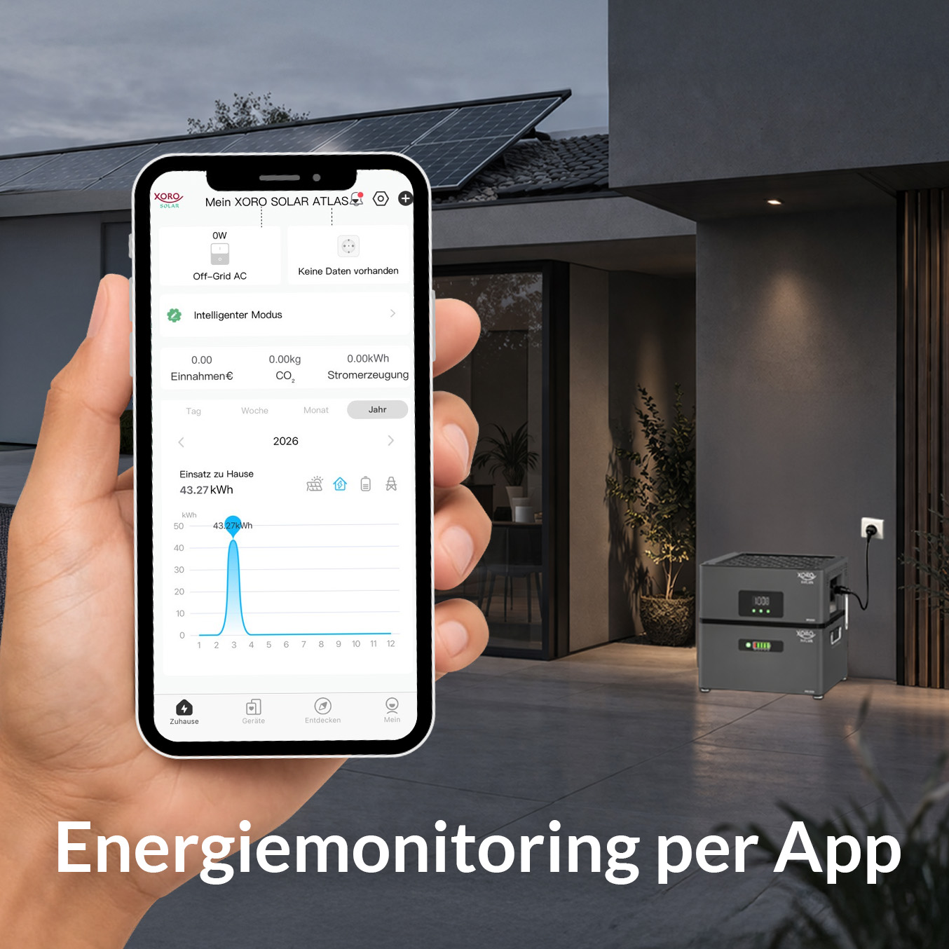 Hand hält Smartphone mit Solar-App, daneben zwei Solar-Batteriespeicher.