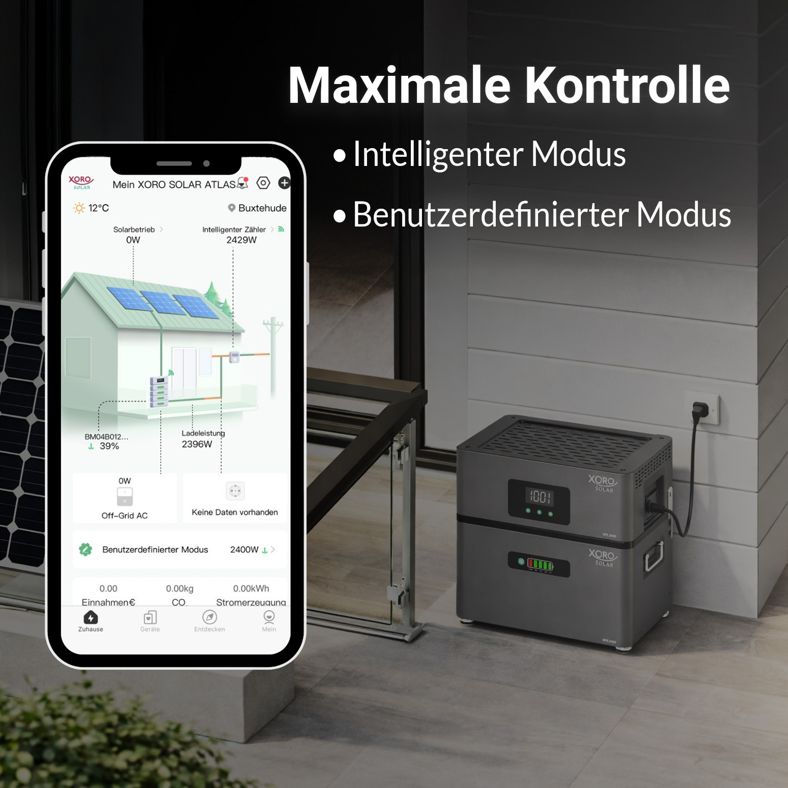 Smartphone zeigt Solaranlage, daneben eine Xoro Solar Power Station, gesteckt.