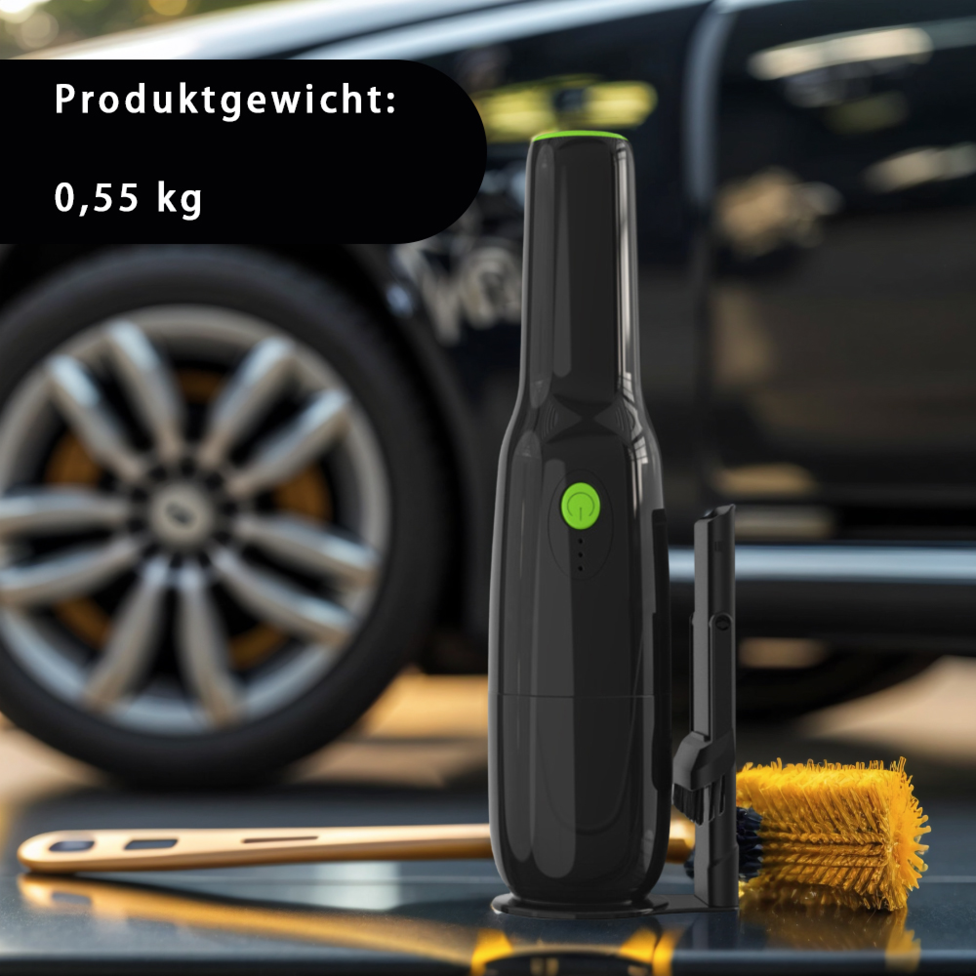 Schwarzer Reiniger mit grünem Knopf neben gelber Bürste und Auto.
