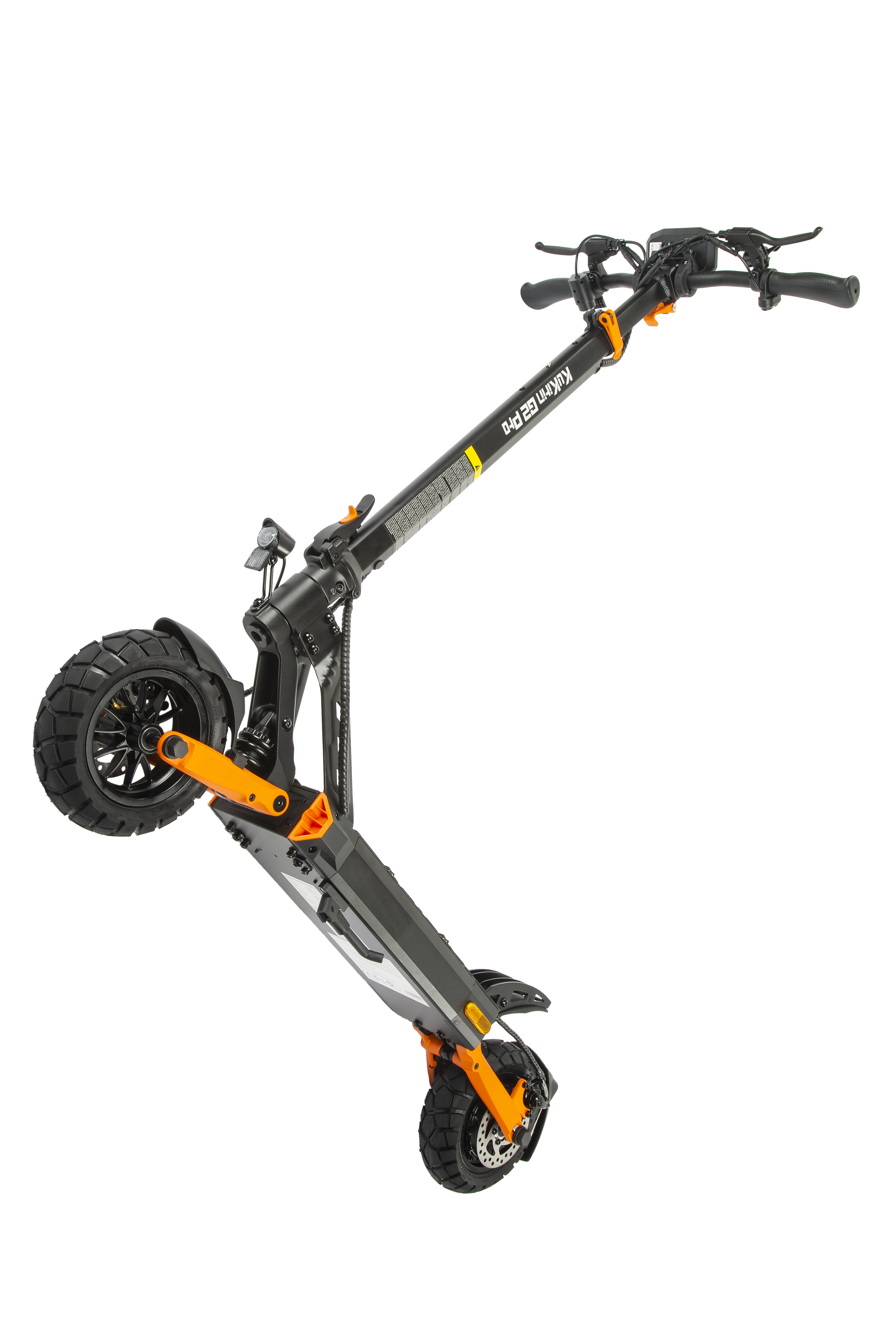 Ein schwarzer Elektroroller mit orangefarbenen Akzenten, auf weißem Hintergrund.