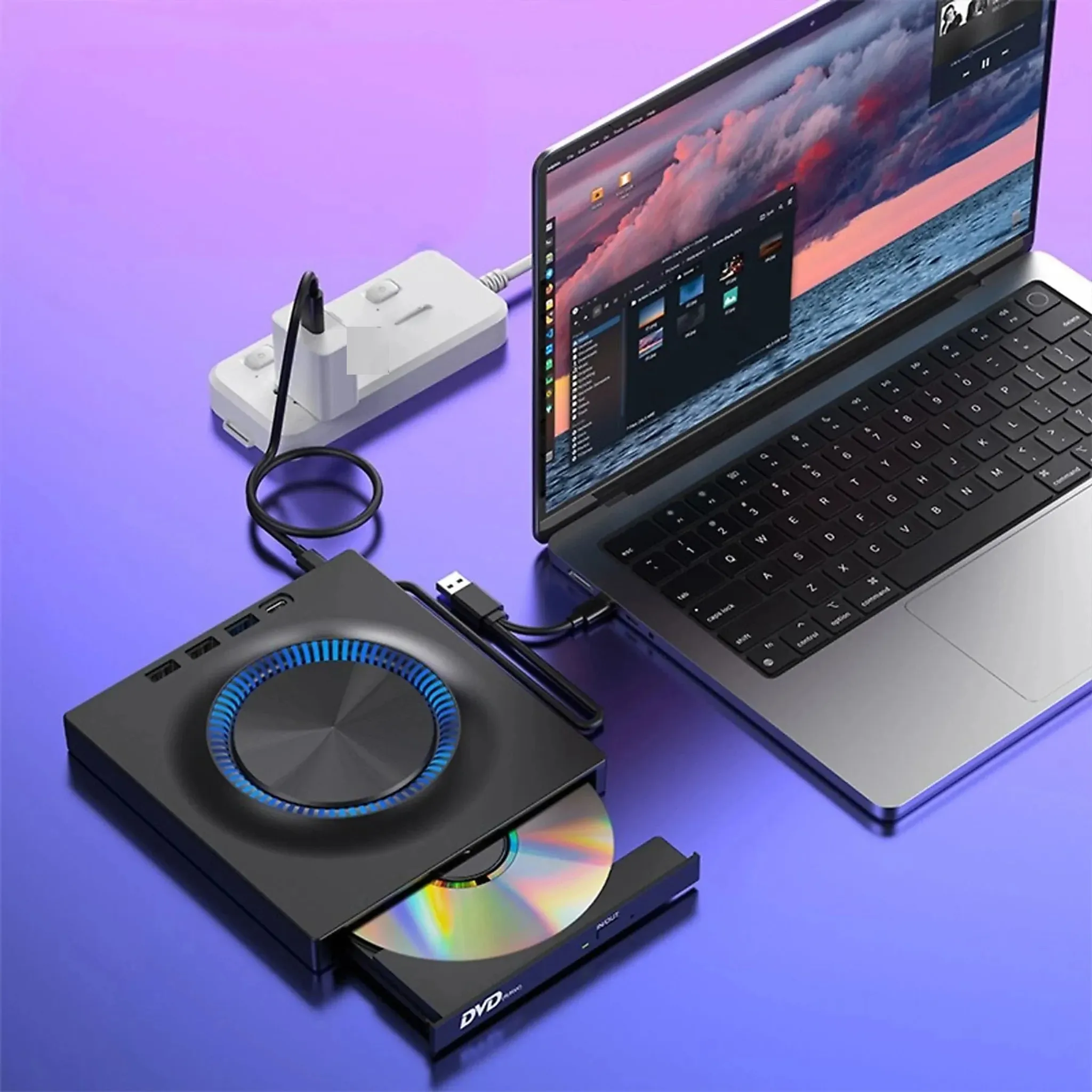 Ein Laptop ist über ein USB-Kabel mit einem externen DVD-Laufwerk verbunden.