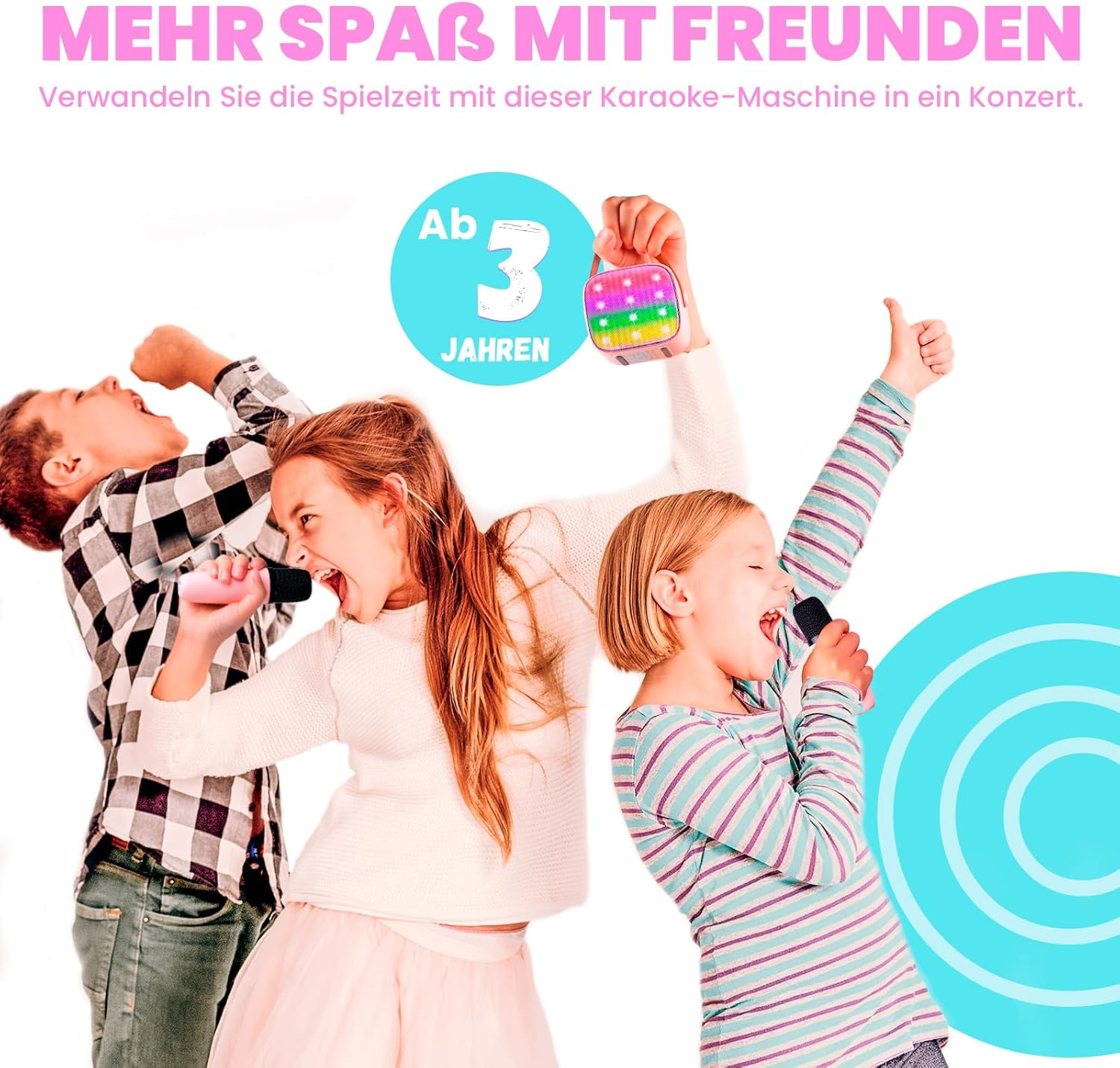 Drei Kinder singen mit Mikrofonen und halten eine bunte Karaoke-Box.