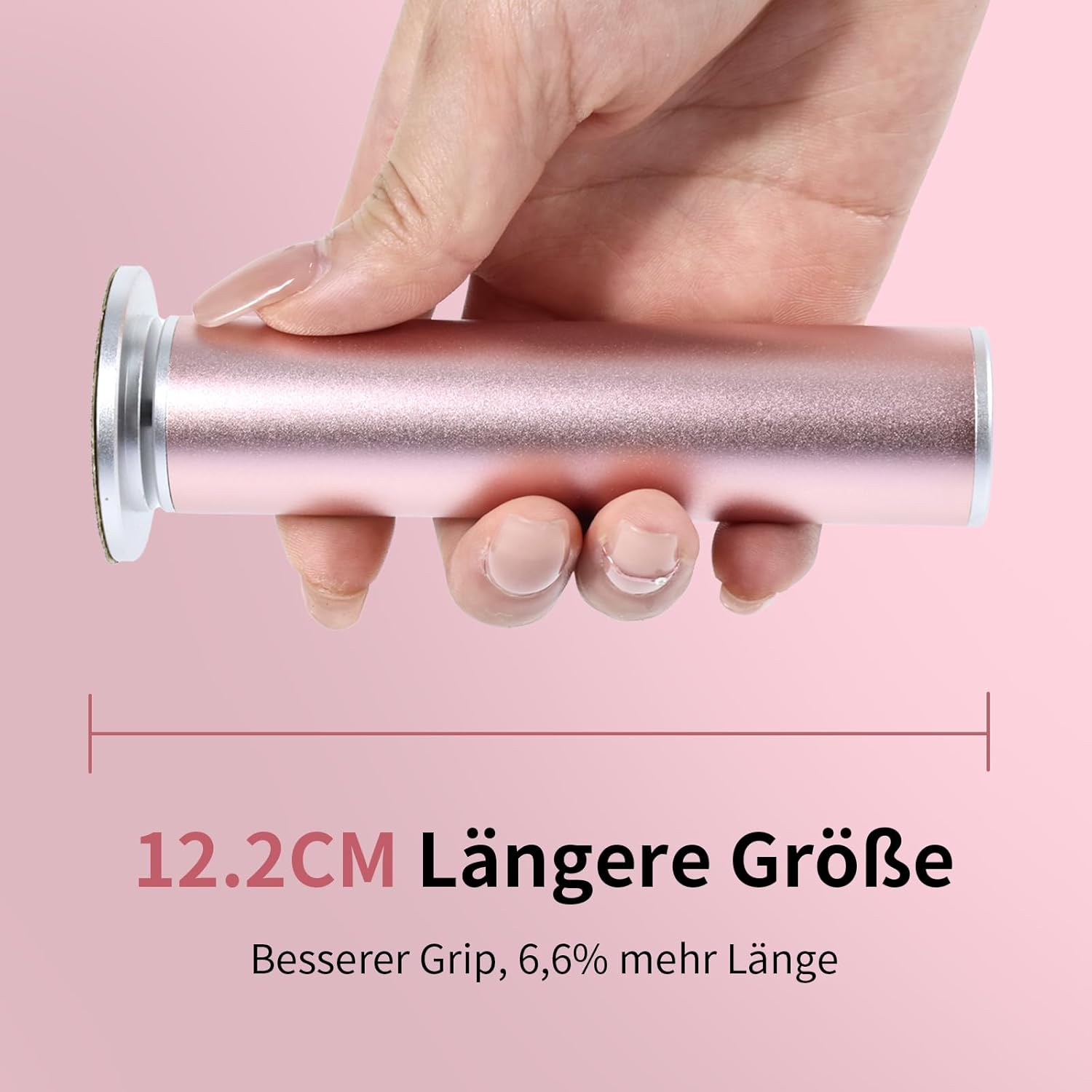 Eine Hand hält ein rosafarbenes, zylindrisches Objekt. Text zeigt 12,2 cm längere Größe.