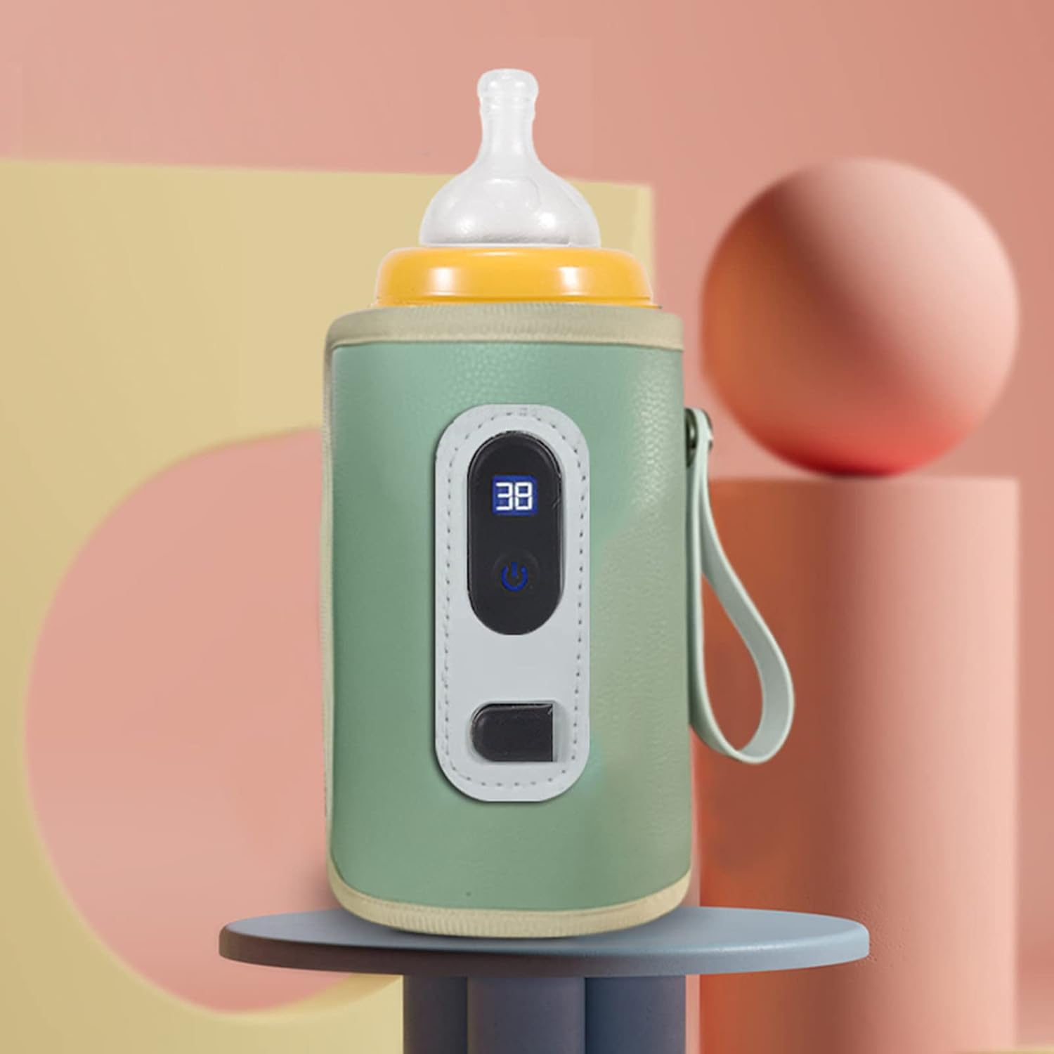Ein grüner Flaschenwärmer mit digitaler Anzeige steht auf einem Podest.