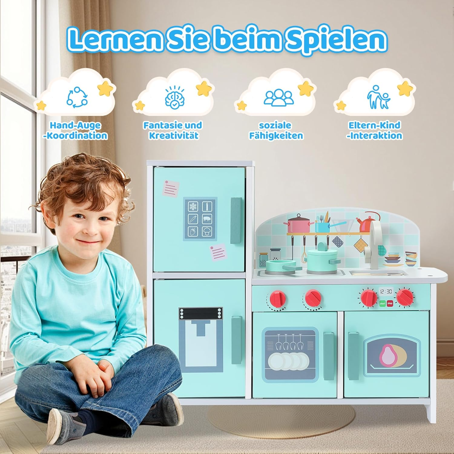 Ein Junge sitzt vor einer Spielküche, die verschiedene Lernbereiche hervorhebt.