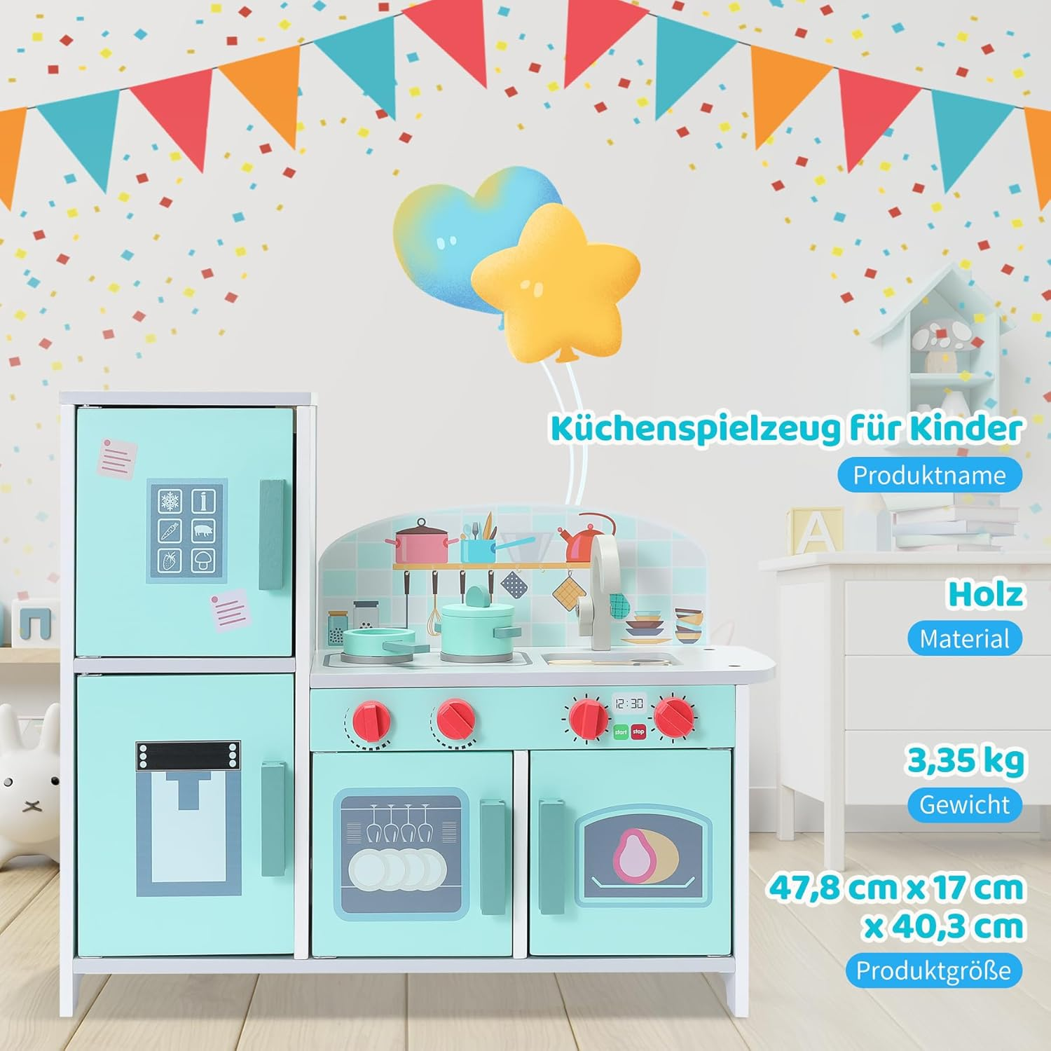 Eine mintgrüne Spielküche mit Ballons und Partygirlanden darüber.