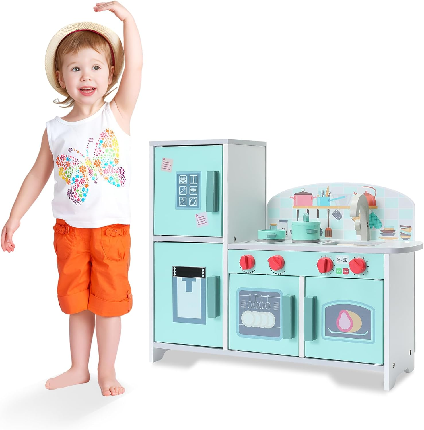 Ein lächelnder Kleinkind in einem Strohhut steht neben einer hellblauen Spielküche.