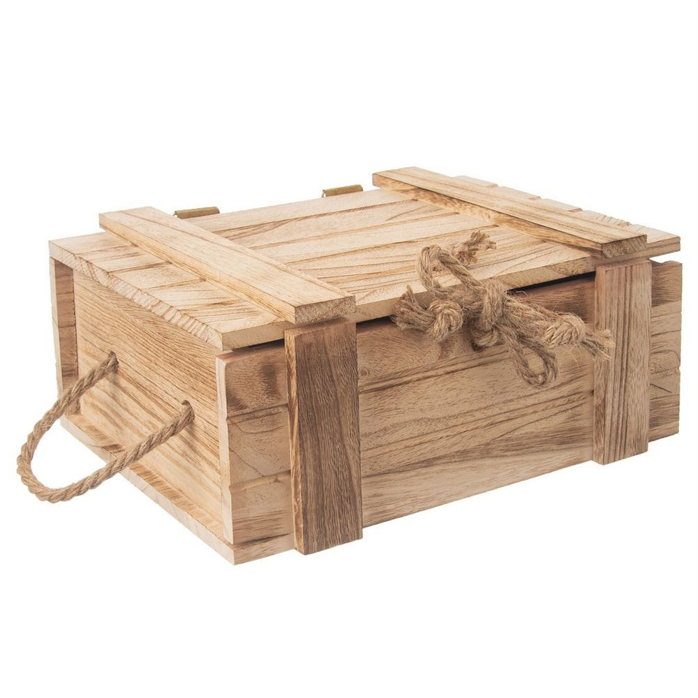Cassa di legno con manici in corda e chiusura in corda annodata su sfondo bianco.
