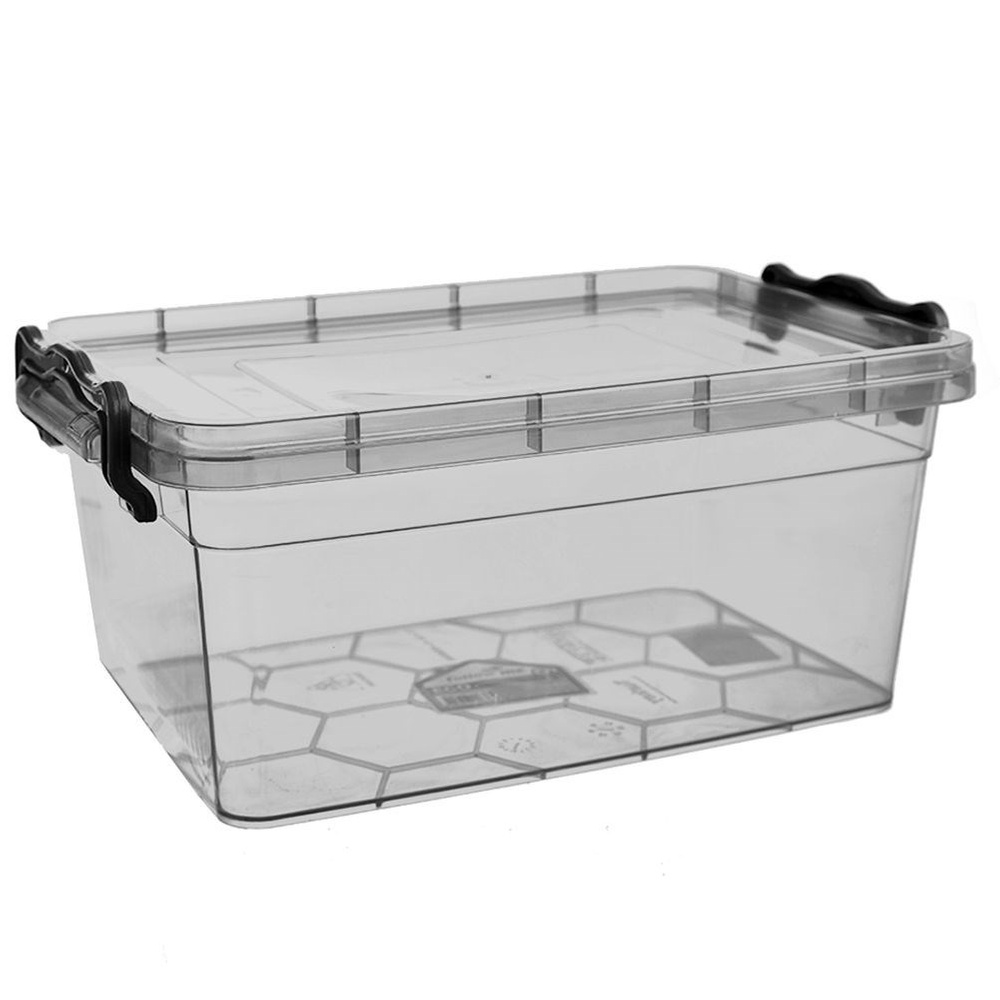 Un contenitore in plastica trasparente con chiusure e maniglie nere.