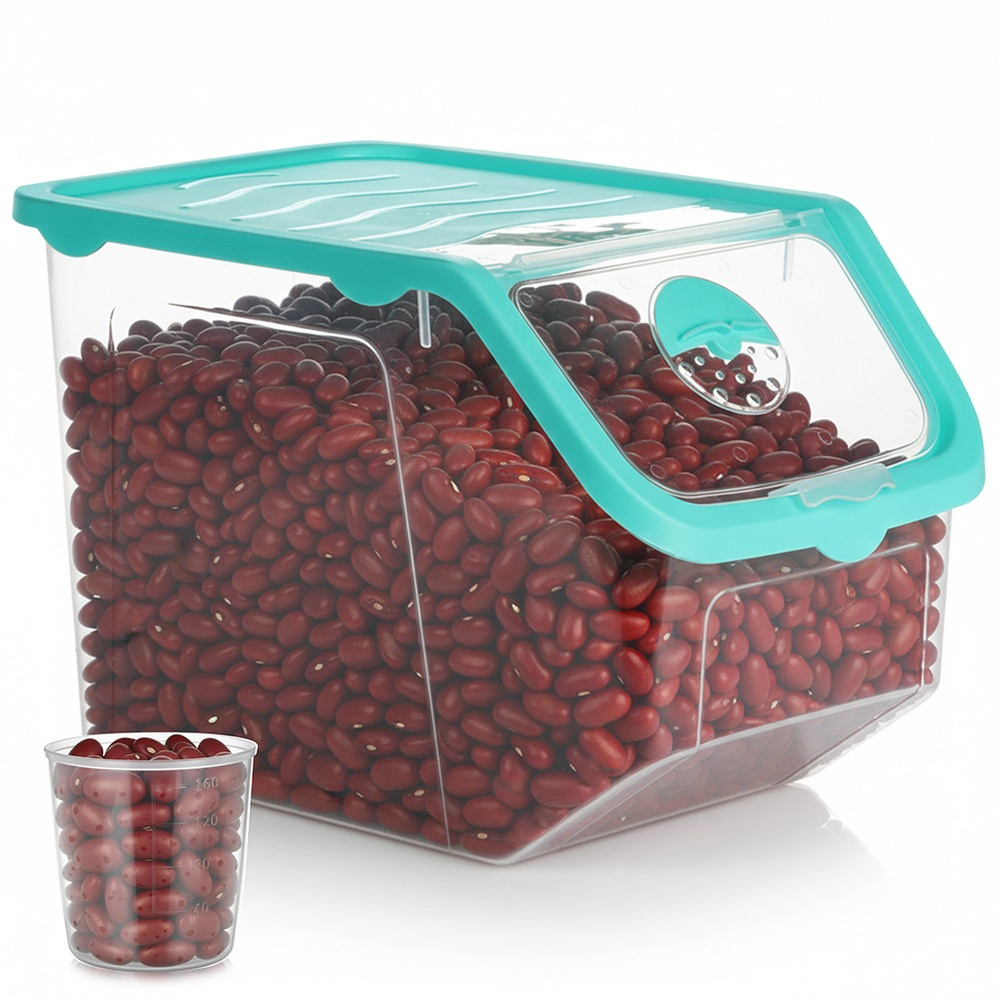 Un contenitore in plastica trasparente pieno di fagioli rossi, con coperchio e paletta turchesi.