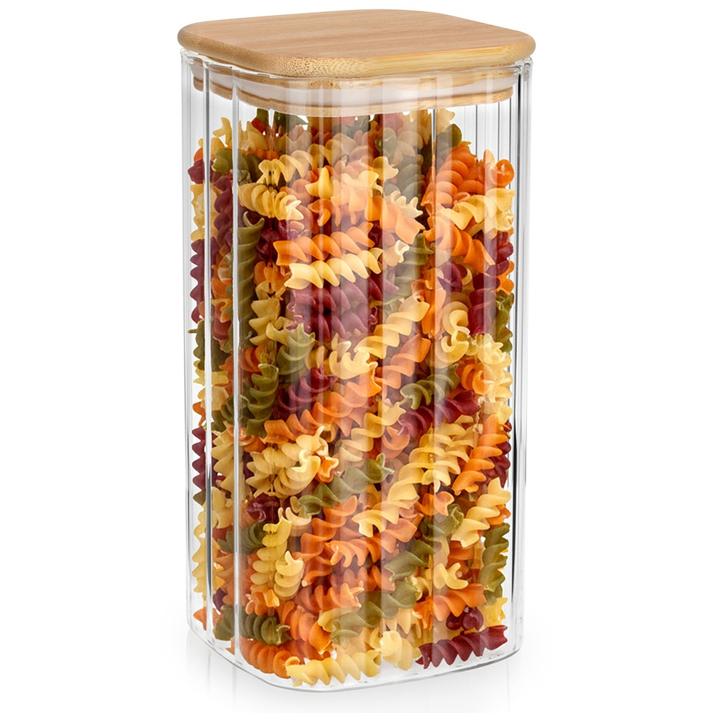 Un barattolo di vetro rettangolare pieno di pasta rotini tricolore.