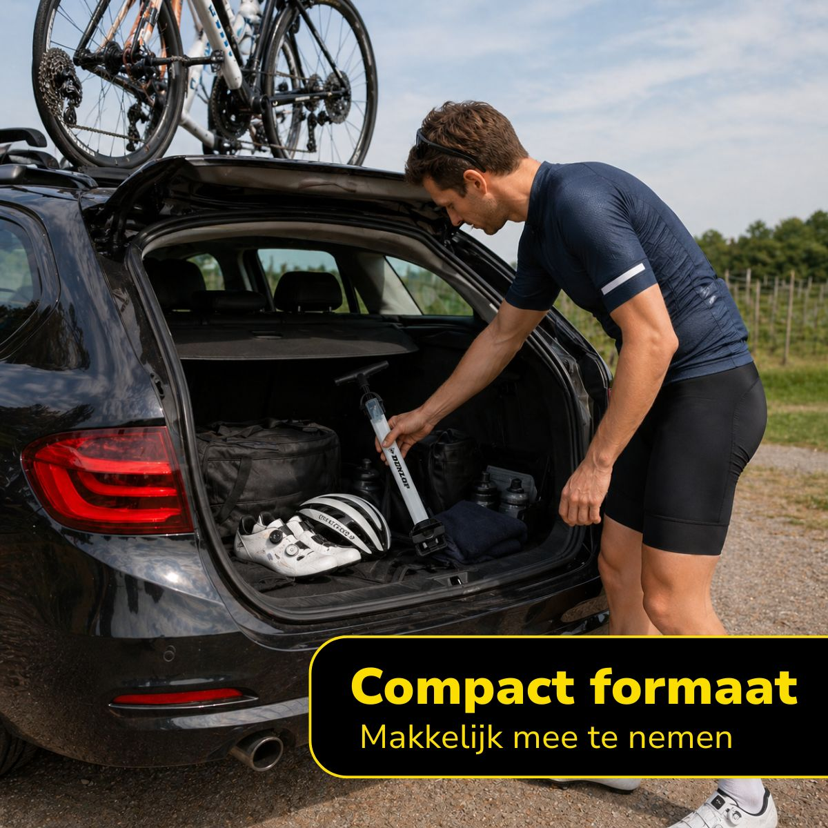Homme rangeant équipement de cyclisme dans le coffre. Casque, pompe, vêtements.