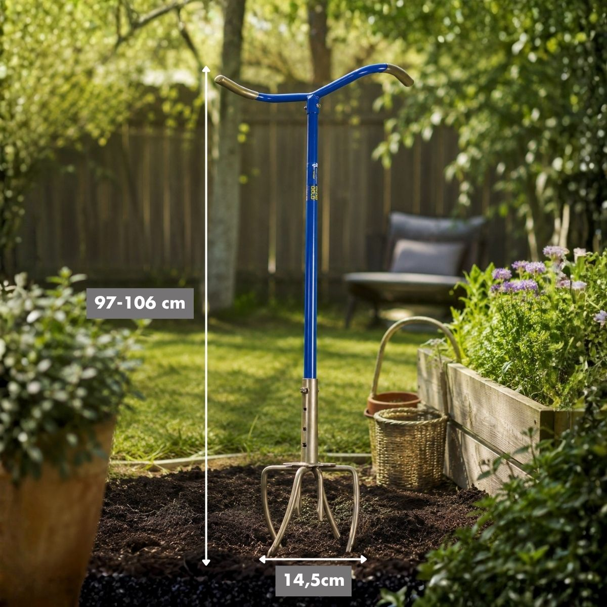 Een blauwe bodemluchtgator met zilveren schacht en handvatten staat in de grond.