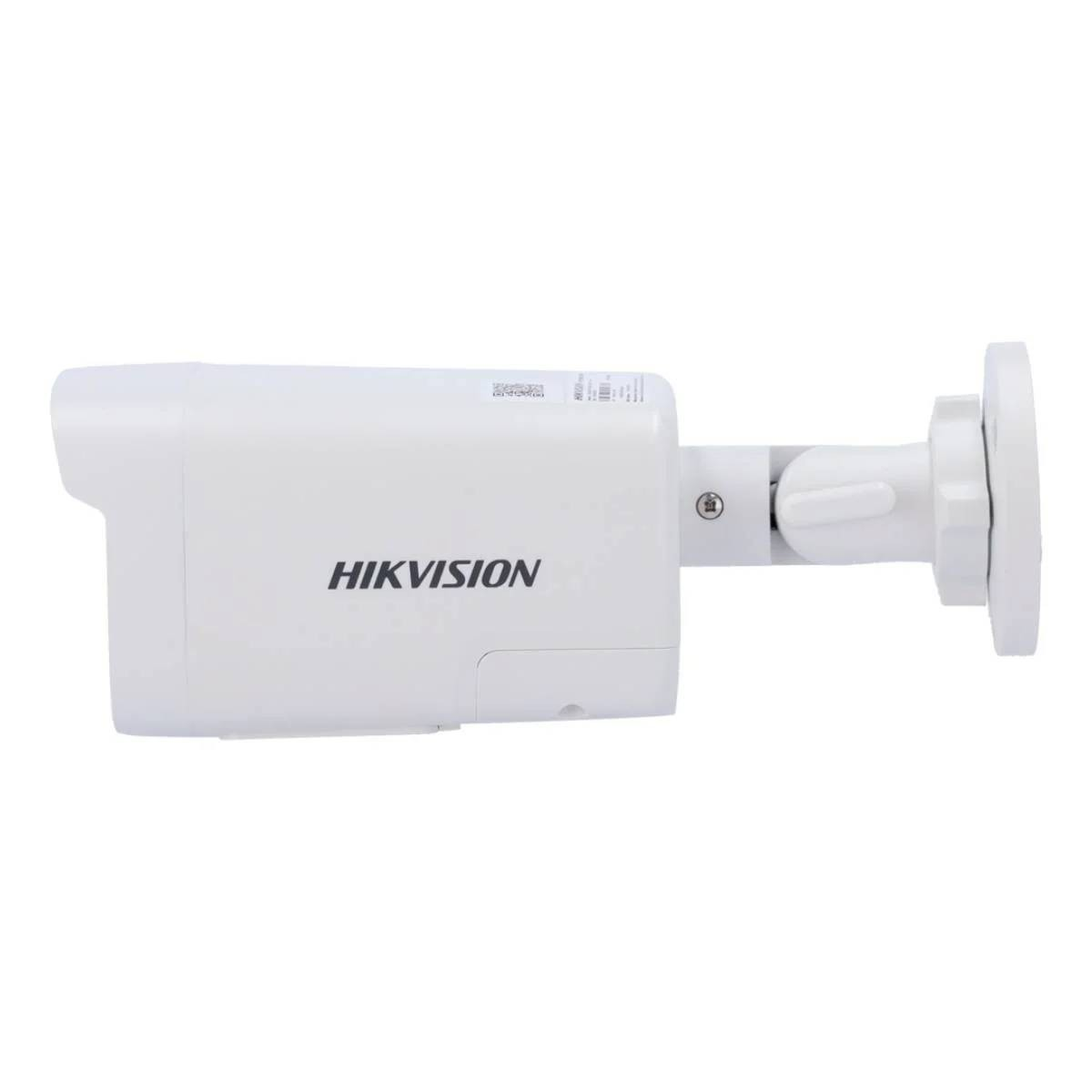 Telecamera di sicurezza Hikvision bianca con logo nero su sfondo bianco.