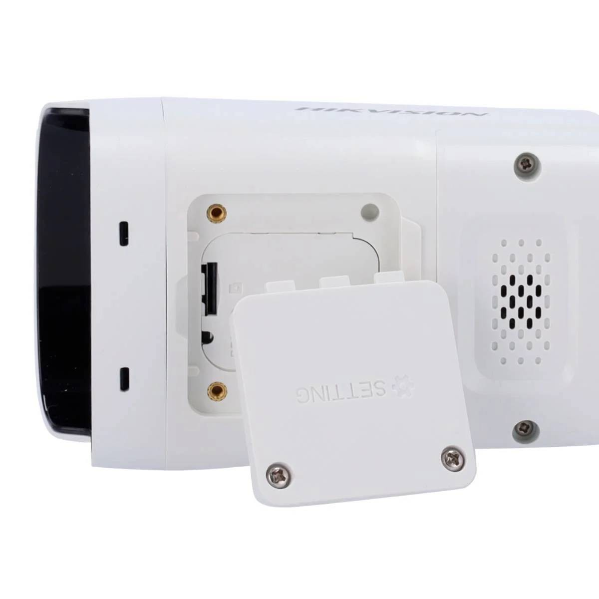 Telecamera di sicurezza bianca con scomparto aperto e slot per scheda SD.