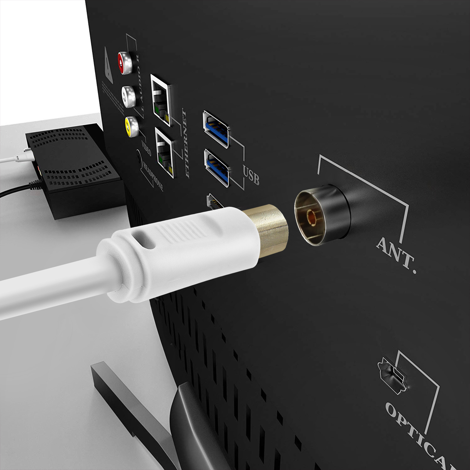 Un cavo bianco è collegato alla porta dell'antenna di un dispositivo nero.