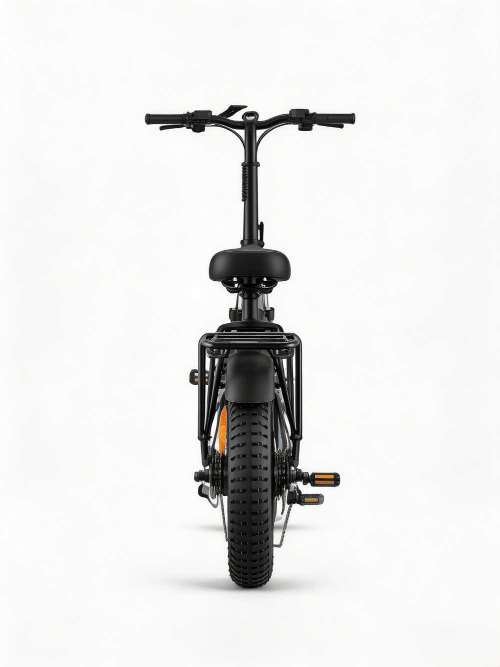 Vista posteriore di una e-bike nera con pneumatici larghi, portapacchi e sella.