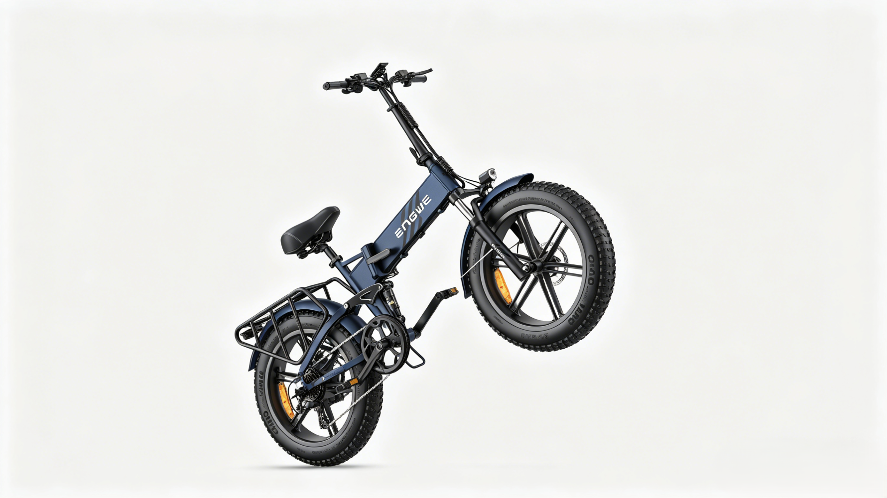 Una e-bike blu scuro con pneumatici larghi su sfondo bianco.