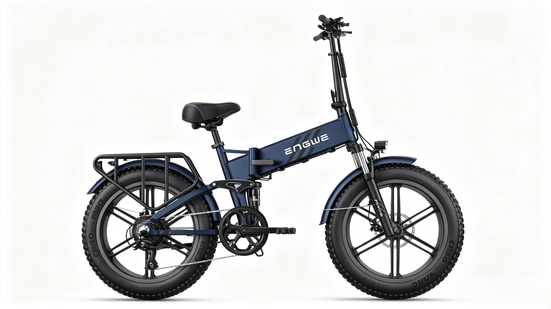 Una bici elettrica pieghevole blu scuro con pneumatici larghi e portapacchi posteriore.