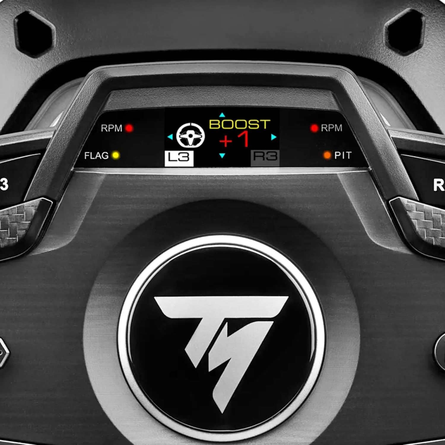 Een stuurwiel-display met RPM, Boost en Pit indicatoren, met een centraal logo.