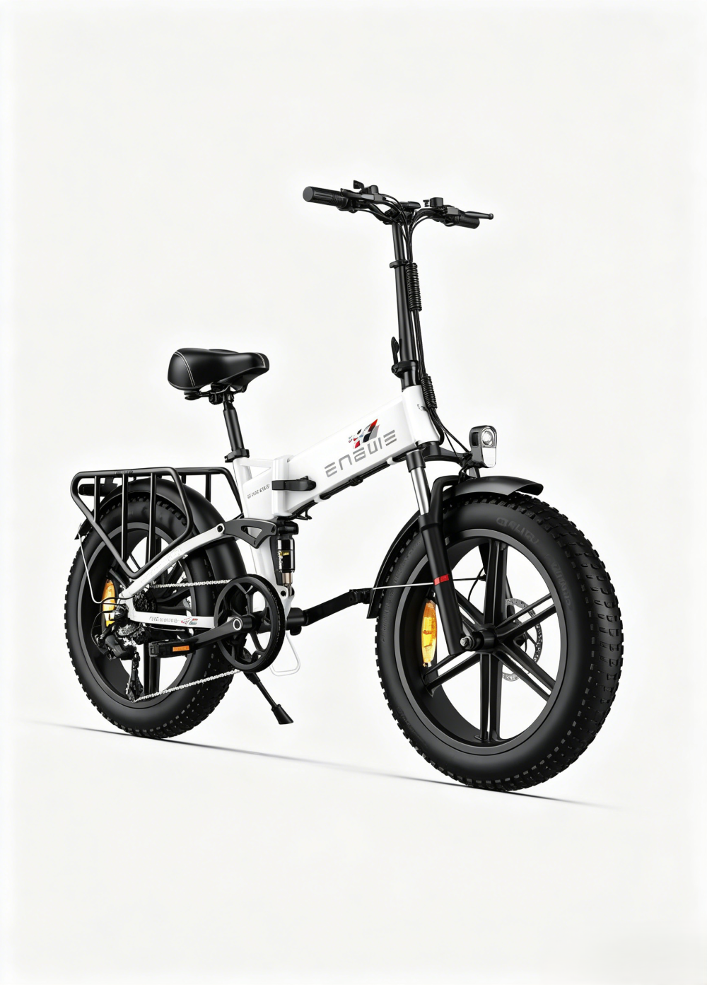 Una bici elettrica pieghevole bianca con pneumatici larghi e portapacchi posteriore.