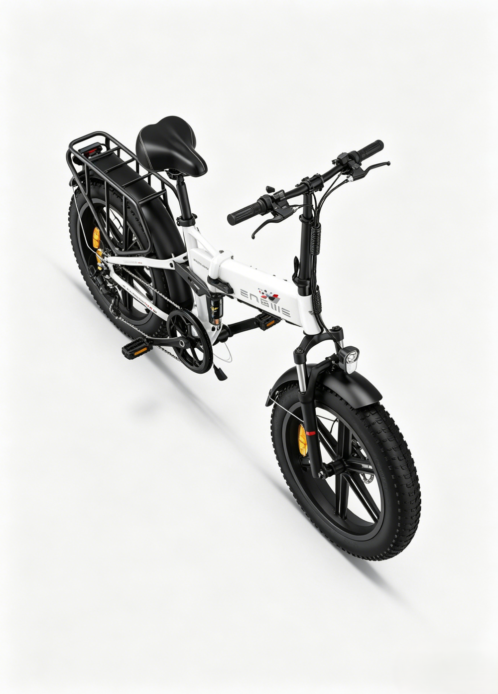 Una bicicletta elettrica pieghevole bianca con pneumatici, sella e portapacchi neri.