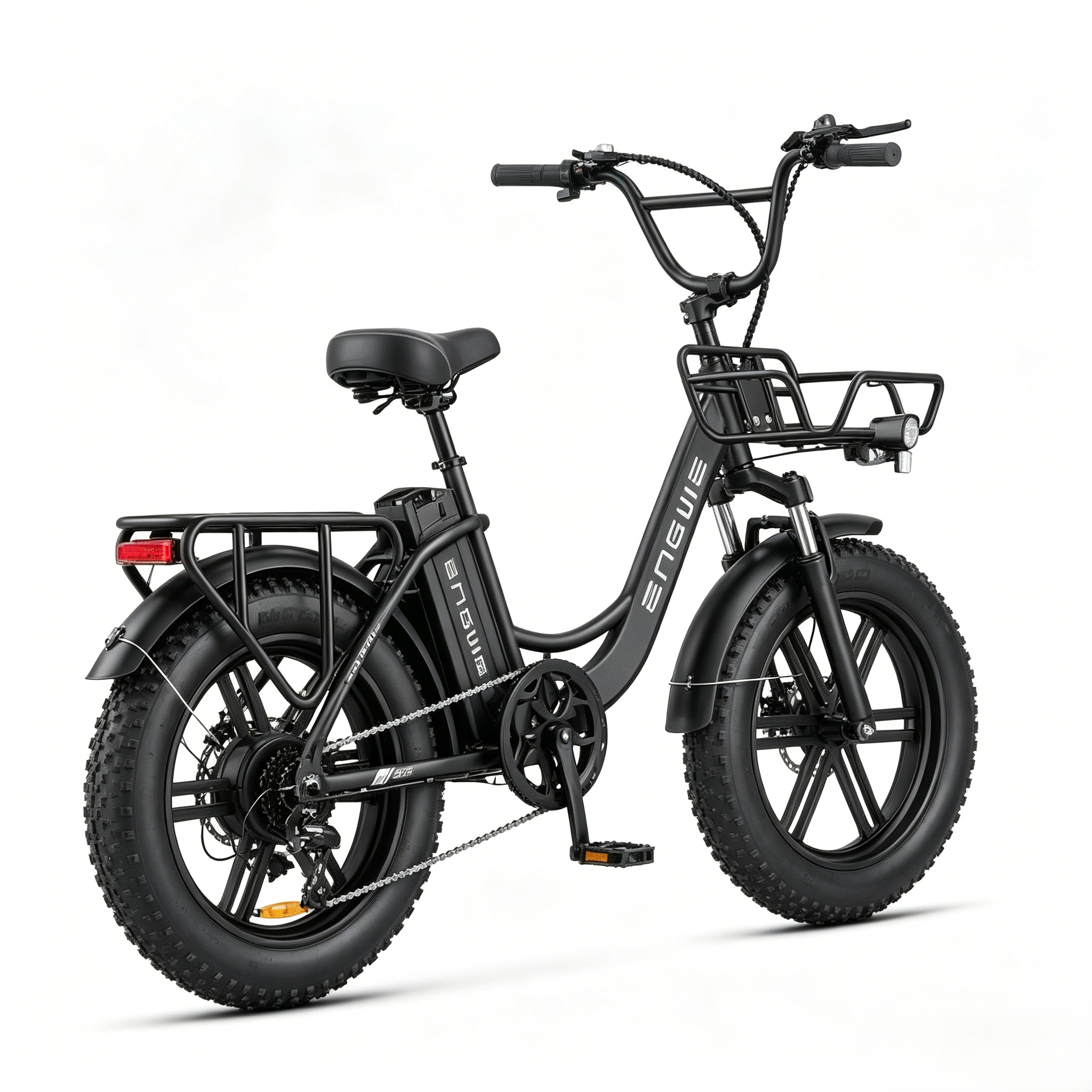 Una e-bike nera con pneumatici larghi, cestini anteriore e posteriore, su sfondo bianco.