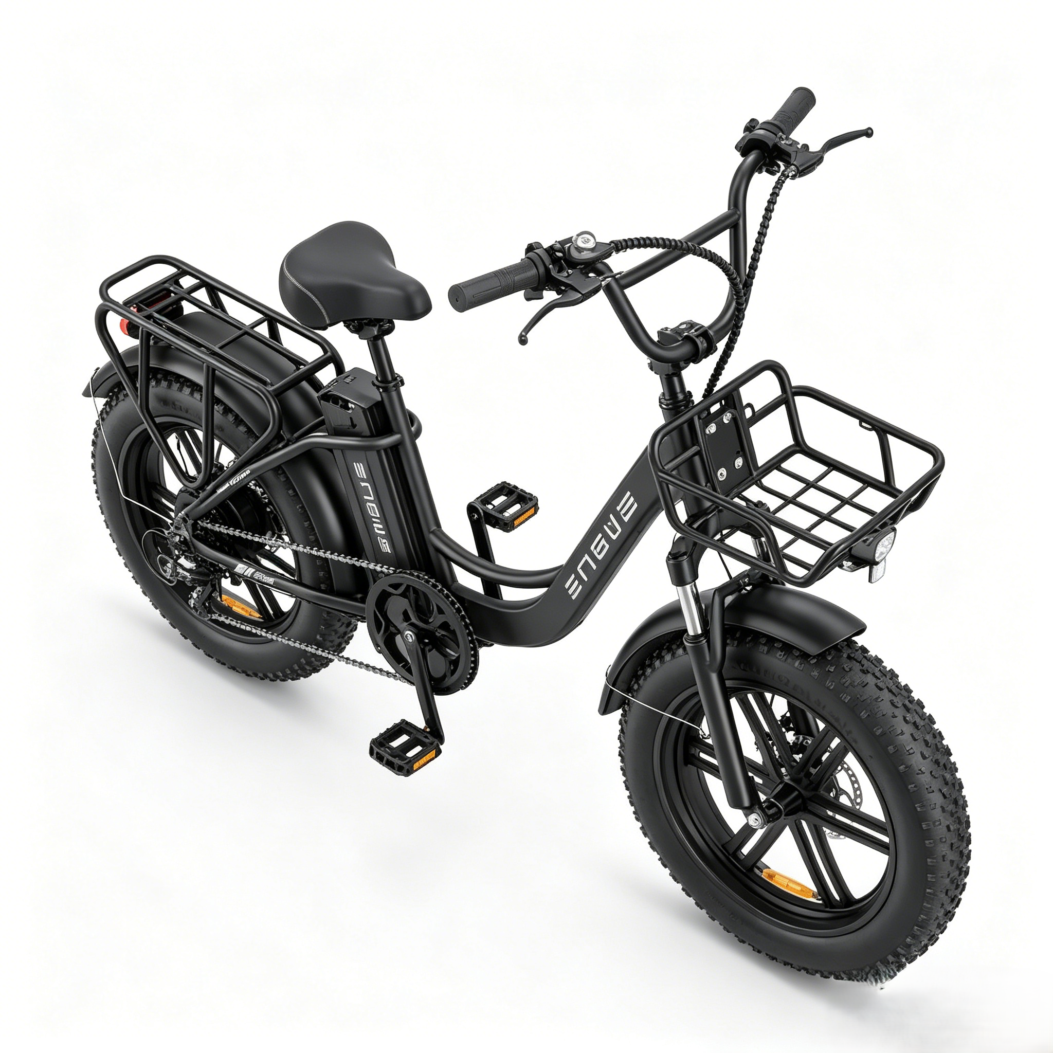 Bicicletta elettrica nera con pneumatici grassi, cestino anteriore e portapacchi posteriore.